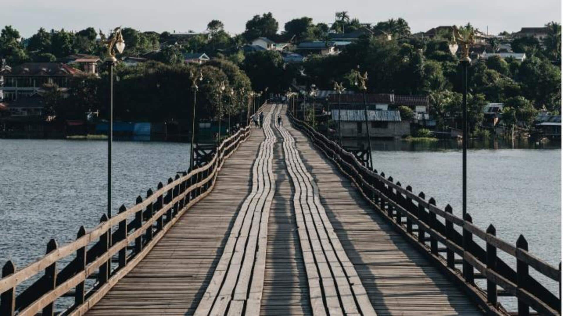 สะพานไม้ประวัติศาสตร์ในไทยสำหรับการเดินชมวิว สะพานไม้ประวัติศาสตร์ในไทยสำหรับการเดินชมวิว