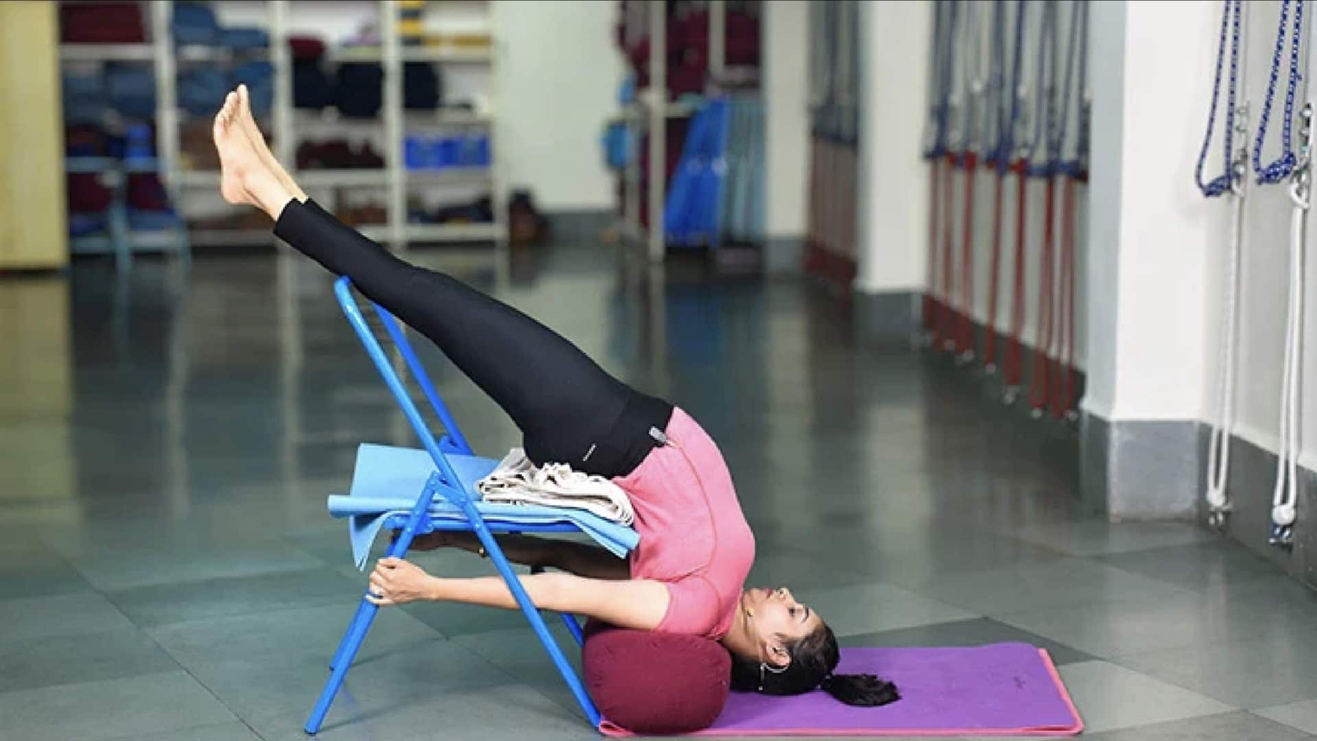 5 เคล็ดลับฝึกท่าเก้าอี้คว่ำให้เชี่ยวชาญ