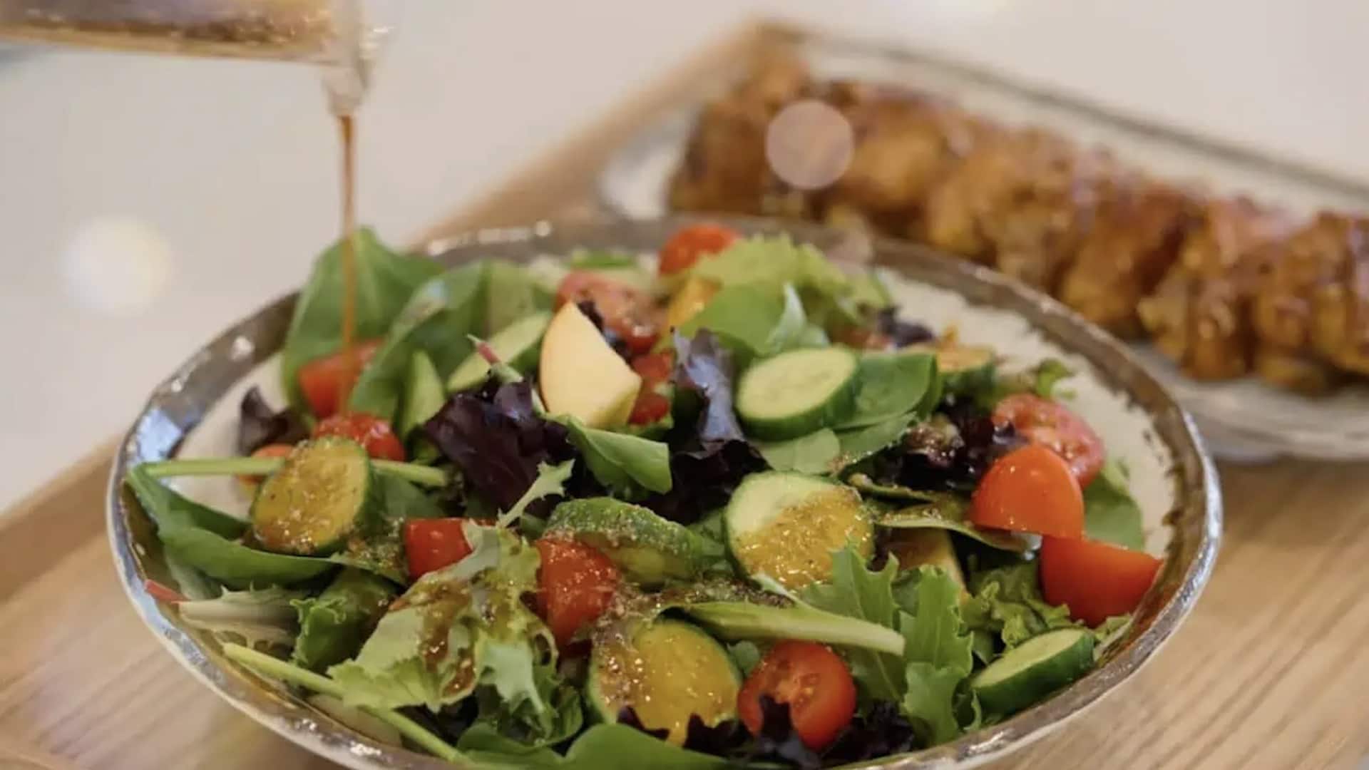 สลัดเฟิร์นกรอบ คลุกงาคั่วและน้ำสลัดรสจัด