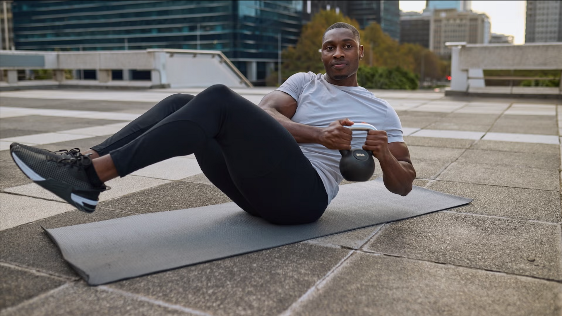 ฟิตแกนกลางด้วยท่าบิดเอวขณะนั่ง