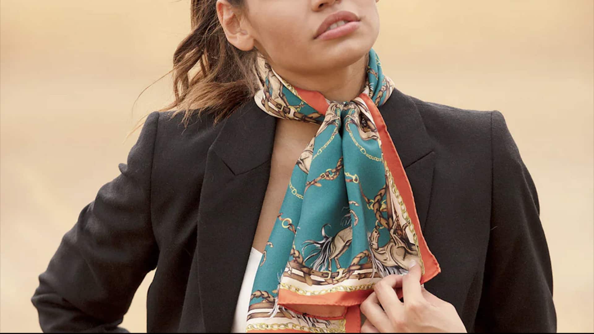 5 ลุคแมตช์ผ้าพันคออีคัทให้ดูดีมีสไตล์ 