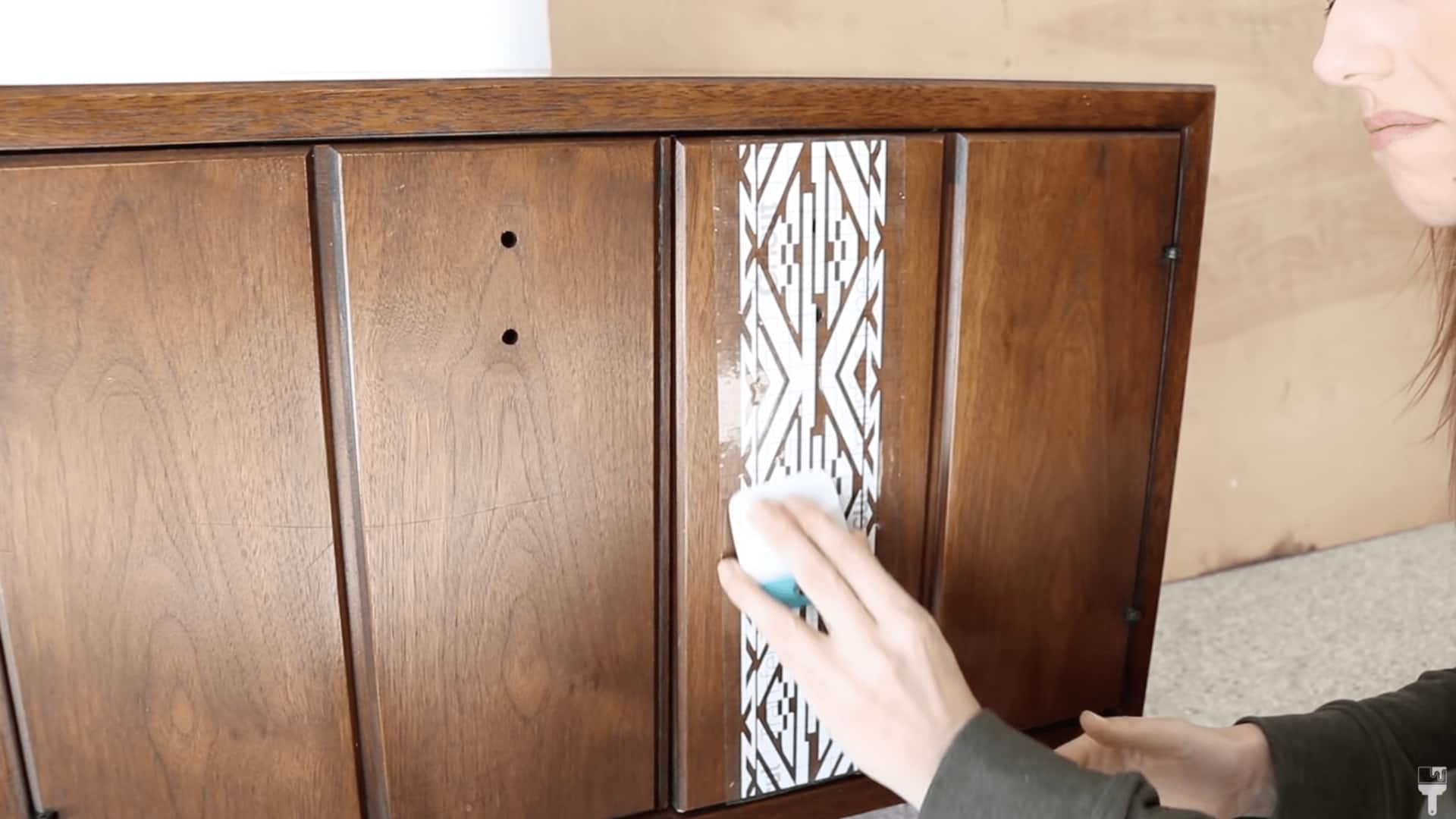 DIY รีโนเวทเฟอร์นิเจอร์เก่าด้วยสติ๊กเกอร์ไวนิลสุดสดใส