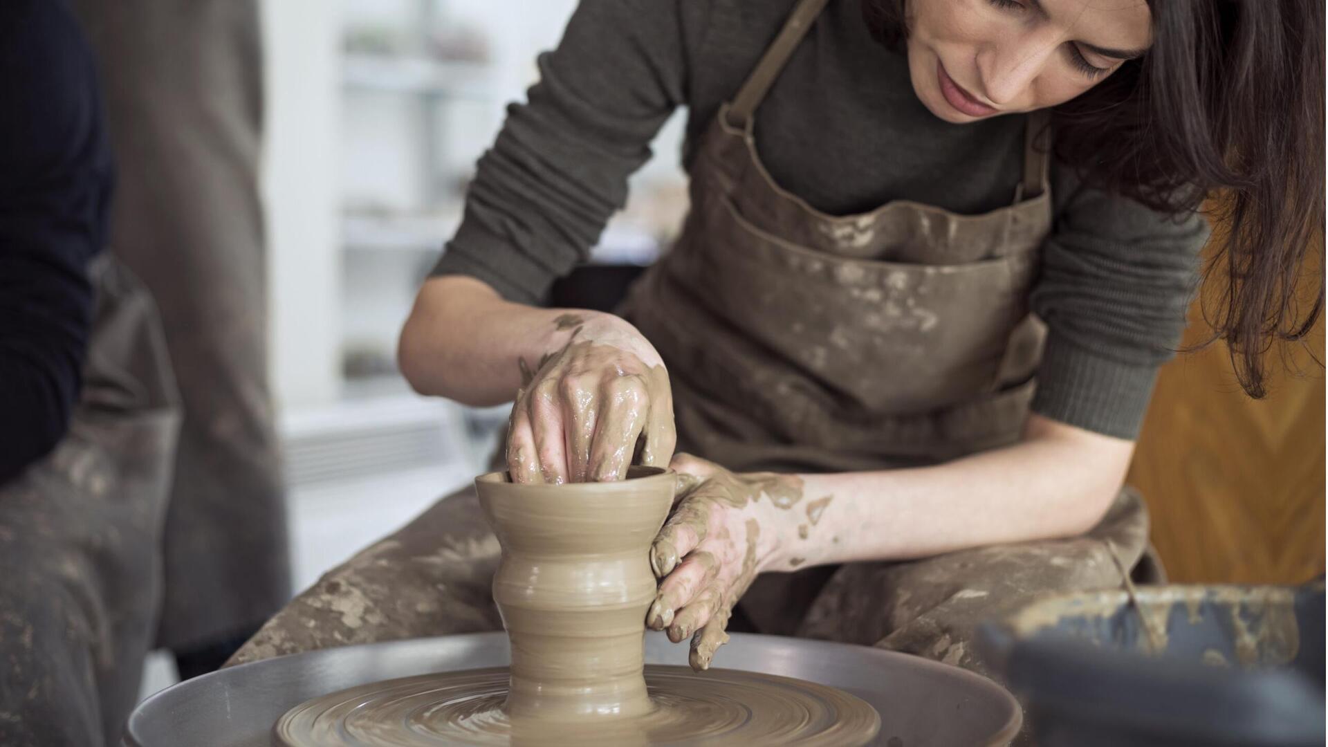 5 วิธีค้นพบความสงบผ่านการปั้นดินเผาอย่างมีสติ