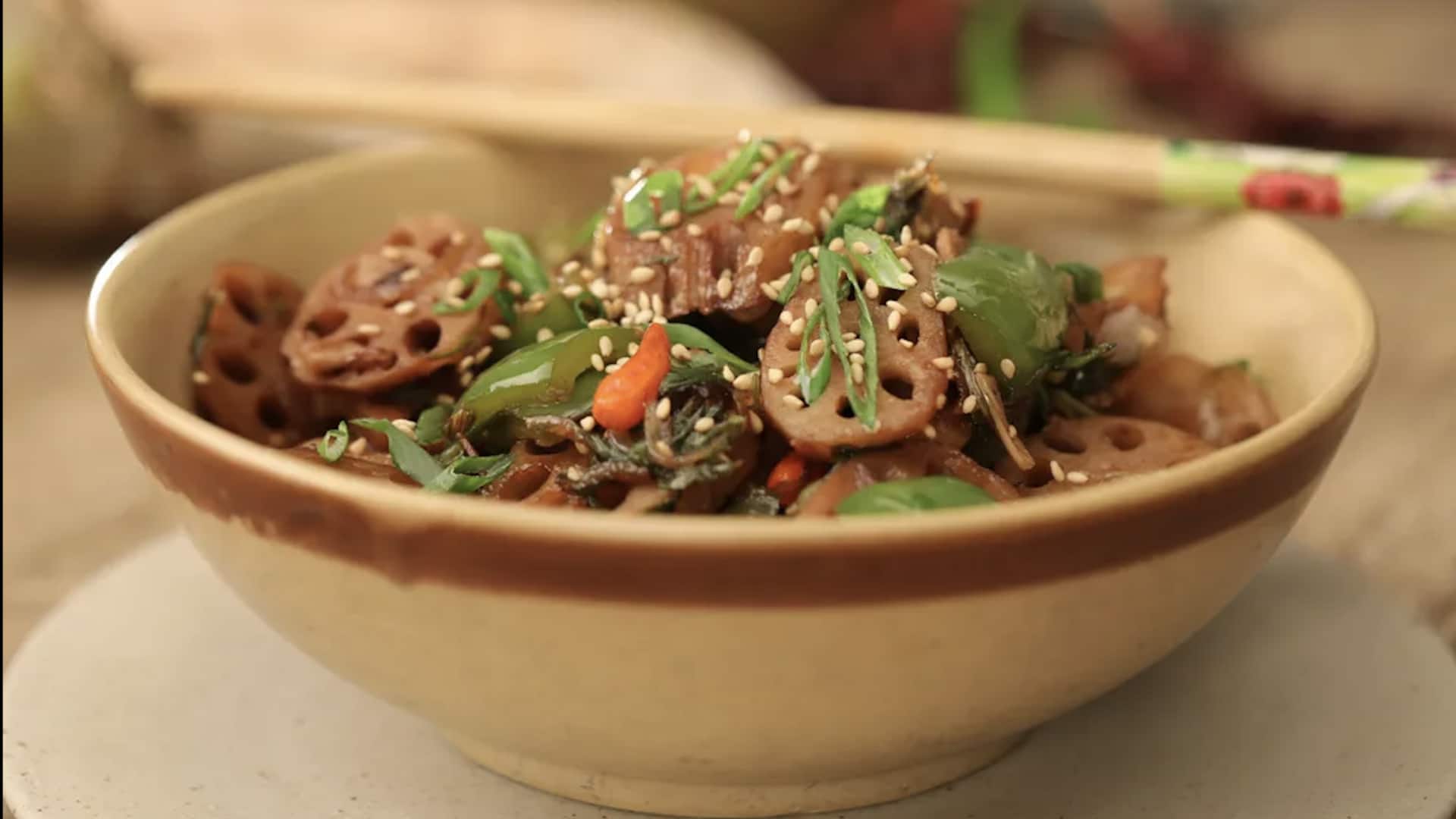 รากบัวผัดซอสงาเผ็ด เมนูจานด่วนแซ่บถึงใจ 