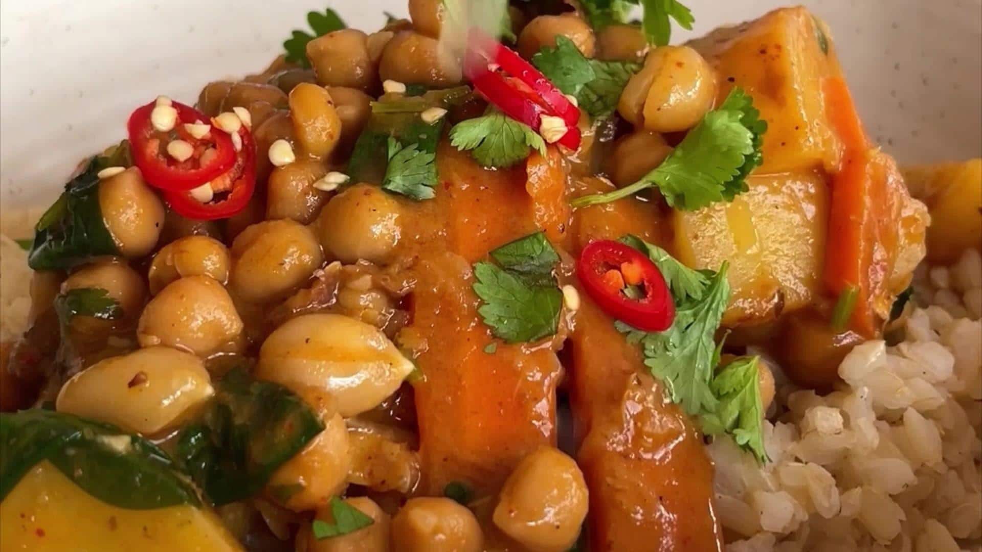 แกงถั่วลูกไก่สูตรตะไคร้ใบโหระพา รสละมุนแบบไทย ๆ