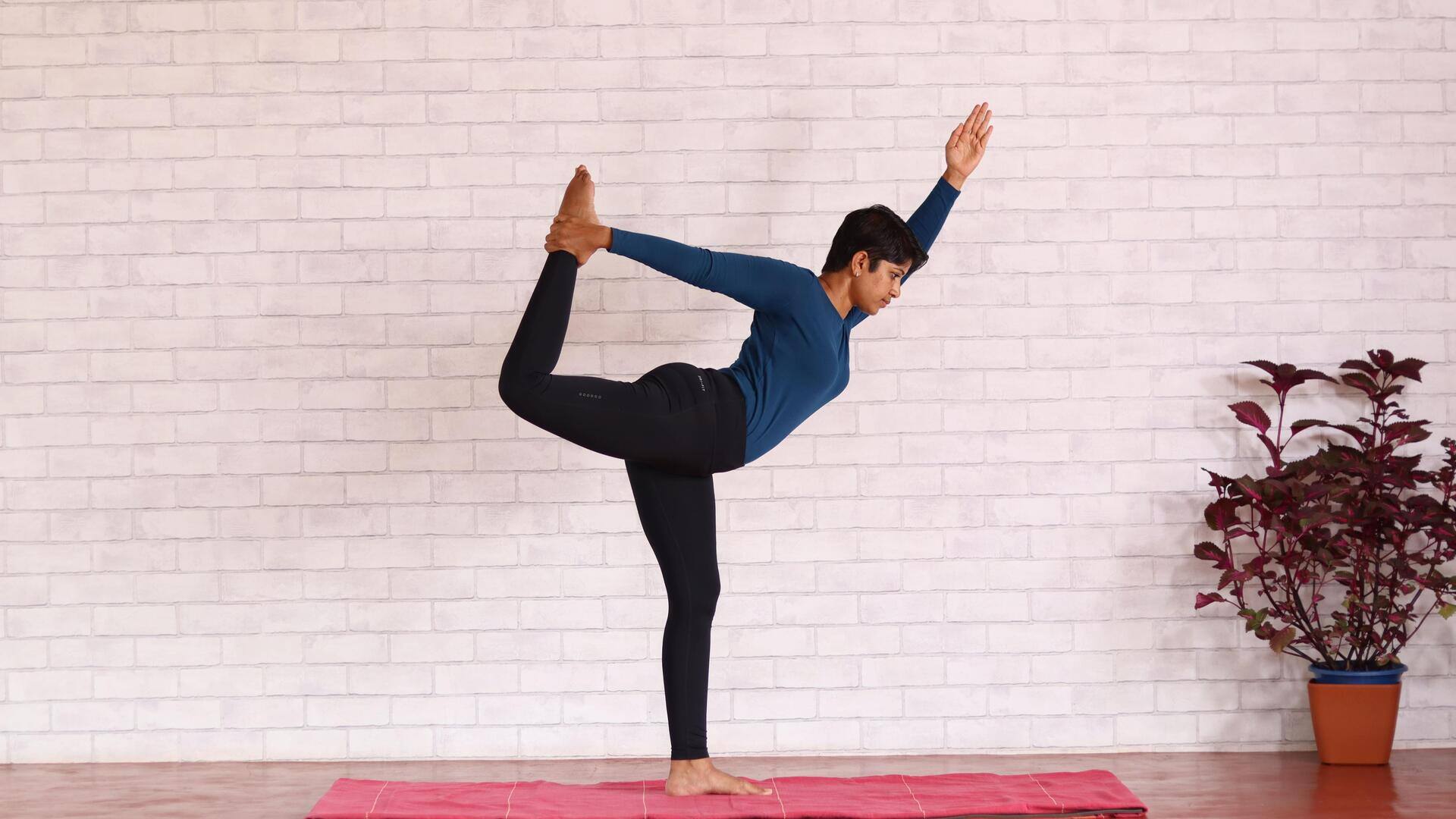 เรียนรู้ท่าโยคะนาฏราชาสนะเบื้องต้นสำหรับผู้เริ่มต้น