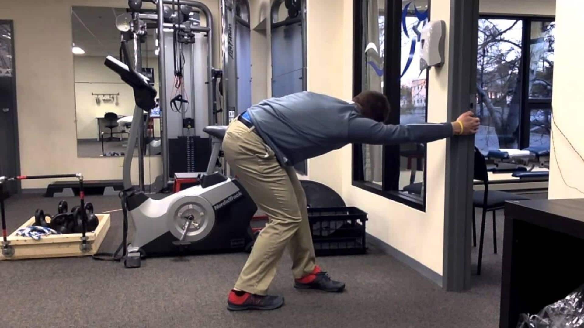 เพิ่มพลังด้วยการยืดเส้นในกรอบประตู