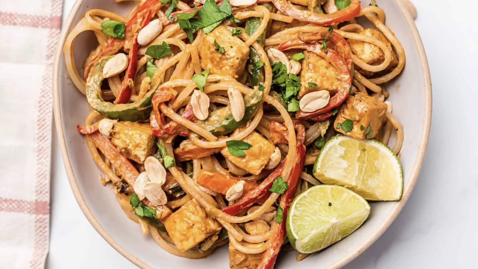ผัดไทยฟักทองกับถั่วลิสงคั่ว: อร่อยง่ายๆ ผัดไทยฟักทองกับถั่วลิสงคั่ว: อร่อยง่ายๆ