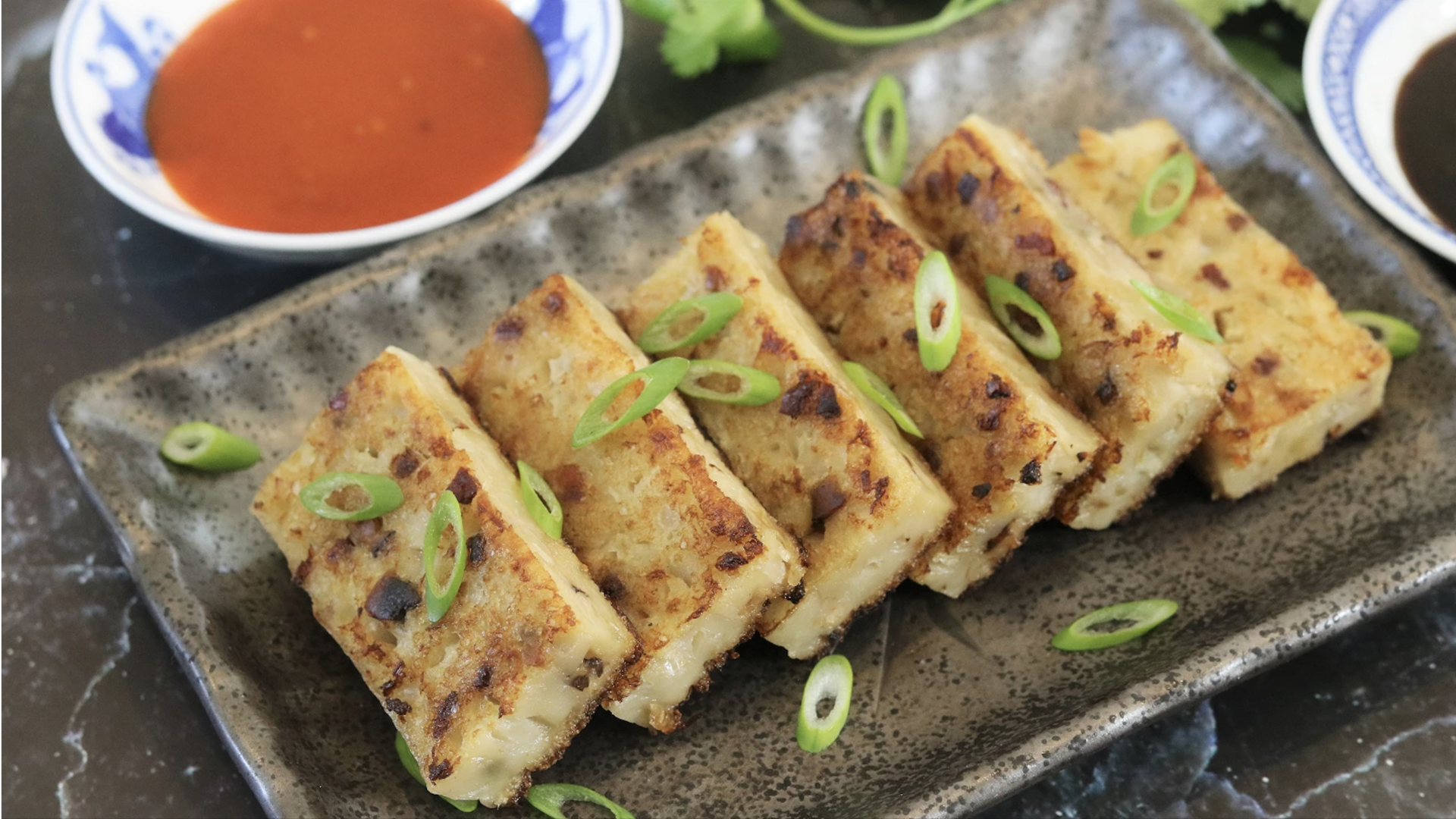 เมนูเค้กหัวไชเท้าทอดกระทะ โรยงาดำ