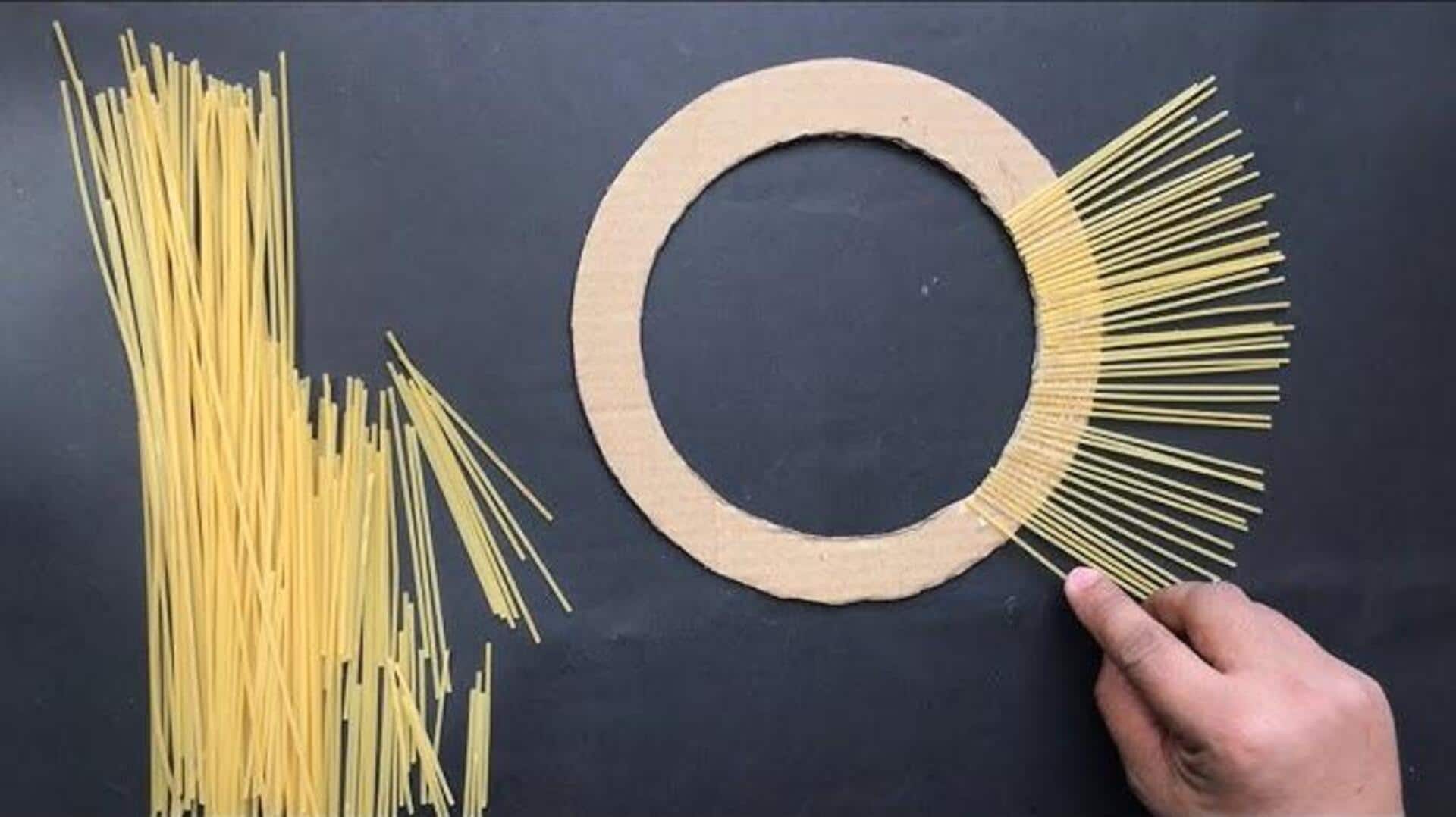 เปลี่ยนพาสต้าแห้งให้กลายเป็นงานศิลปะติดผนังสุดเก๋ 