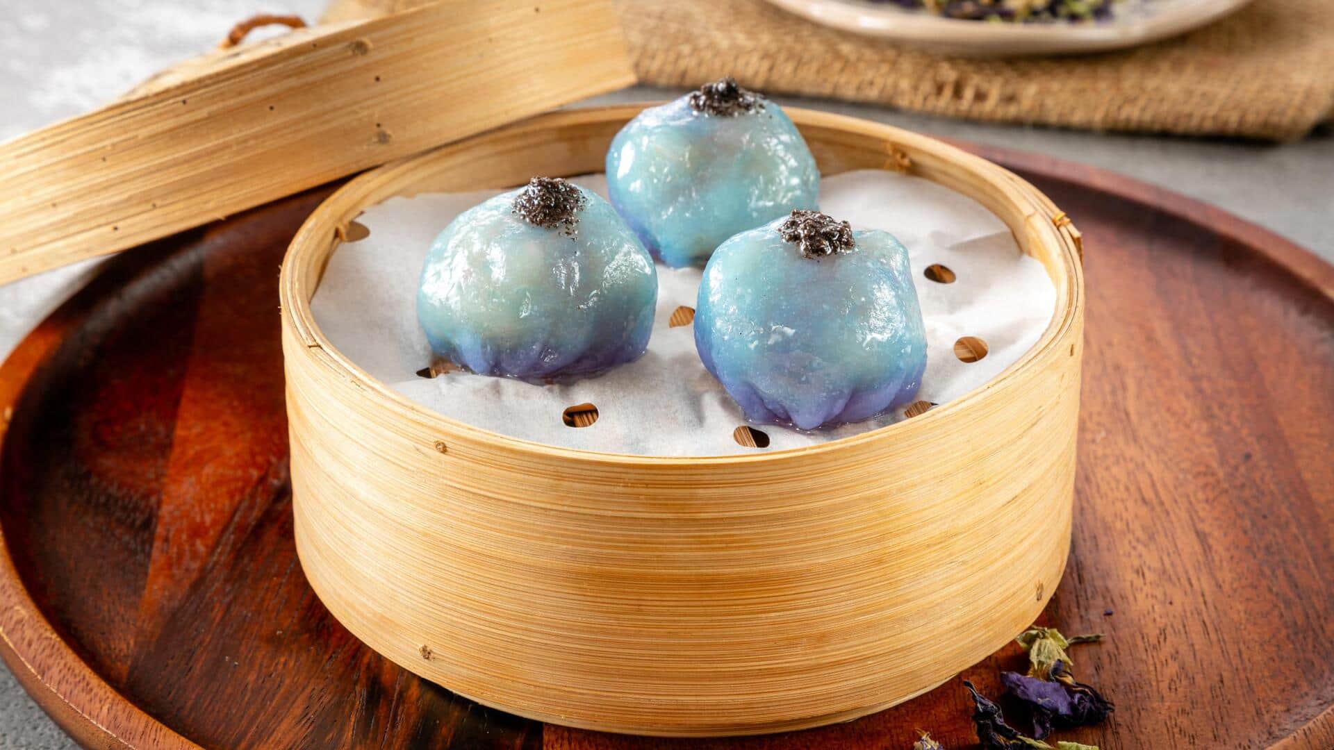 เกี๊ยวแมงดาทะเลน้อยนึ่งกับดอกอัญชัน เมนูสีสันสดใสที่ต้องลอง