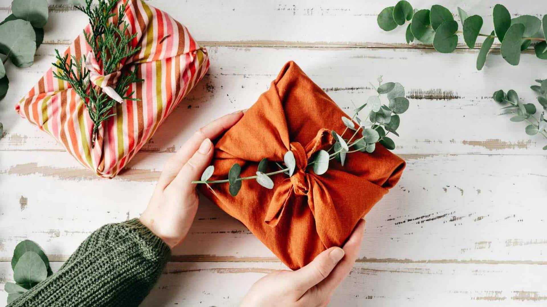 DIY ผ้าส่วนเกิน: ทำห่อของขวัญรักษ์โลก DIY ผ้าส่วนเกิน: ทำห่อของขวัญรักษ์โลก
