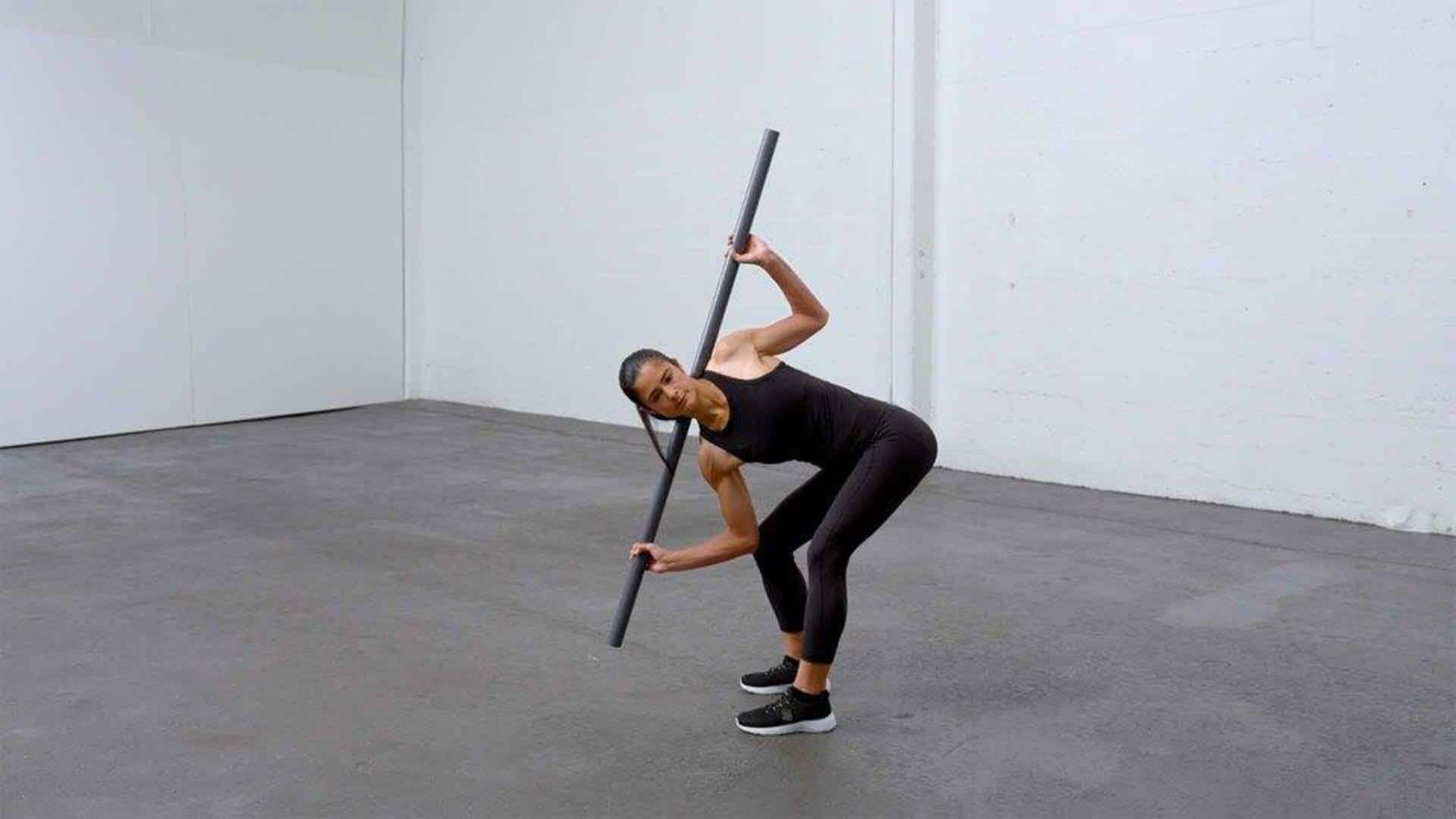 ออกกำลังกายท่ามือม้วนลมบนพื้นนอนเพื่อบรรเทาอาการไหล่