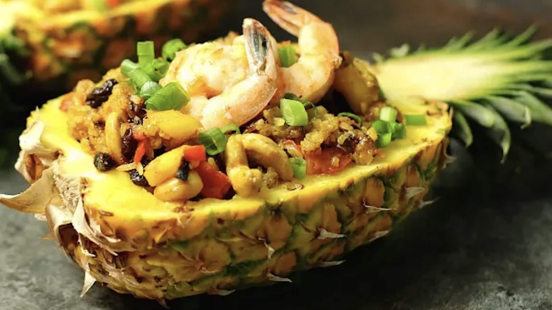 ข้าวผัดสับปะรดแบบคลาสสิกกับเม็ดมะม่วงหิมพานต์