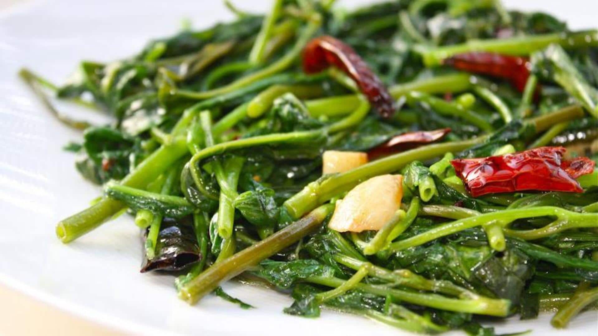 ผัดดอกปวยเล้งกับใบโหระพาและพริกสด