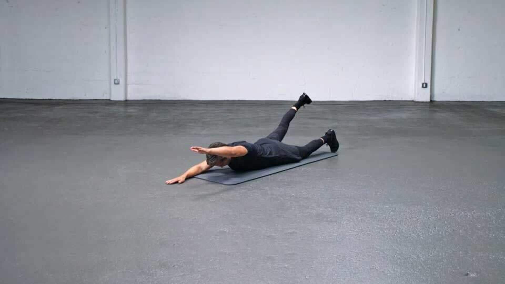 เสริมหลังแข็งแรงด้วยท่าซูเปอร์แมนสลับแขนขา