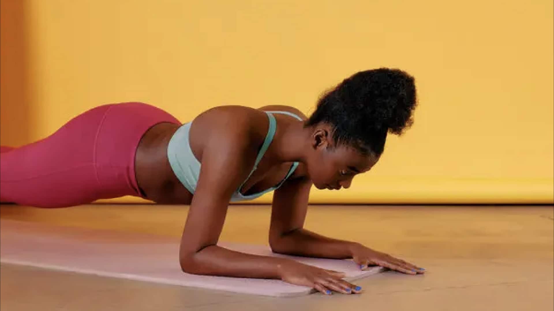 ออกกำลังกายบนท่อนไม้เพื่อเสริมกล้ามเนื้อแกนกลาง 