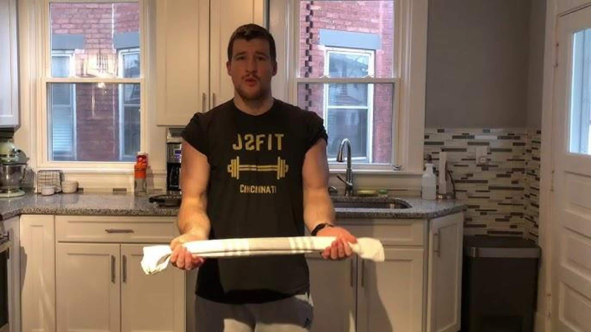 วิธีใช้ท่าดึงผ้าขนหนูต้านทาน เสริมกล้ามไบเซ็ปอย่างมีประสิทธิภาพ