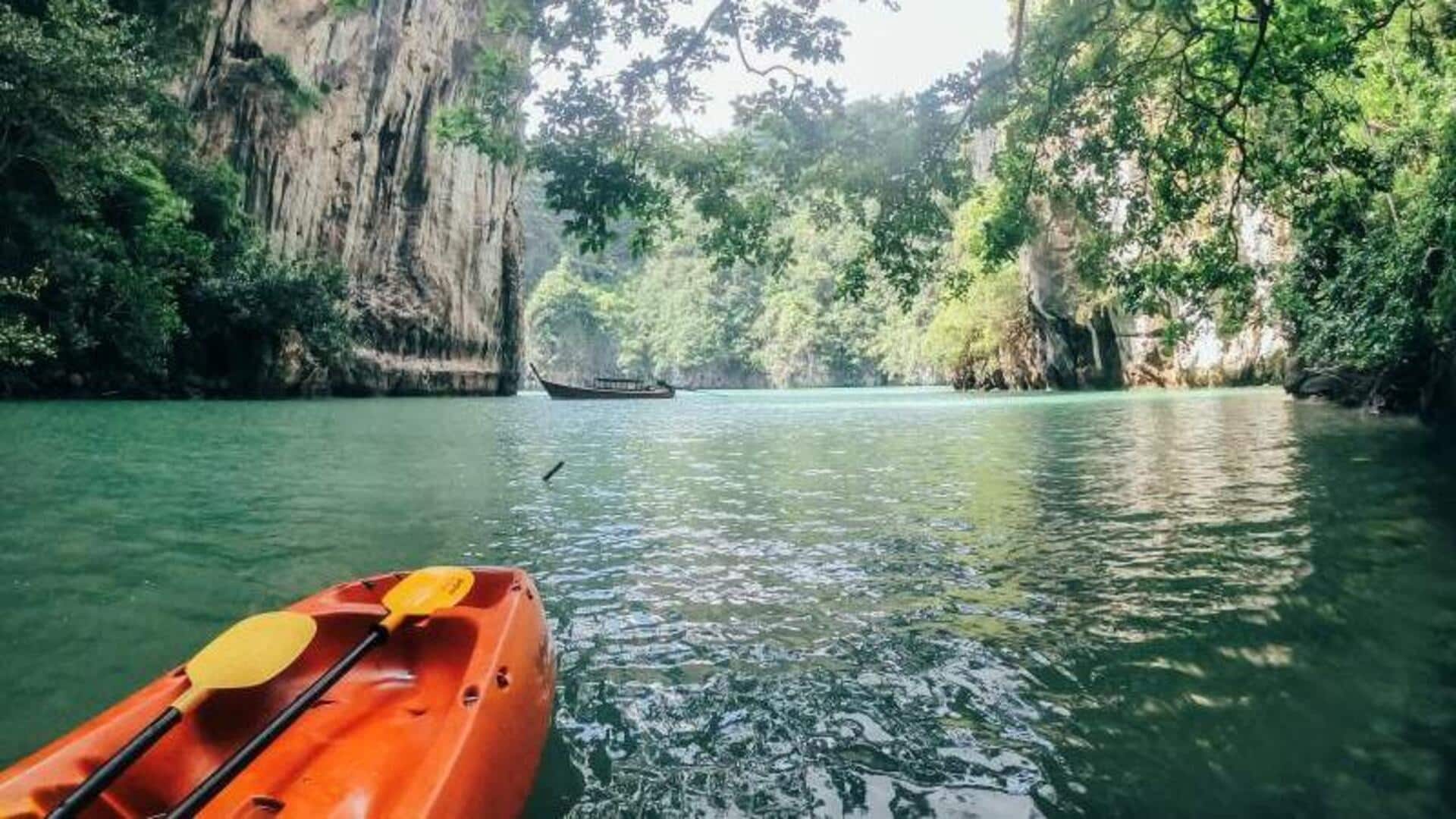พายเรือคายัคในสายน้ำใสสะอาดของไทย