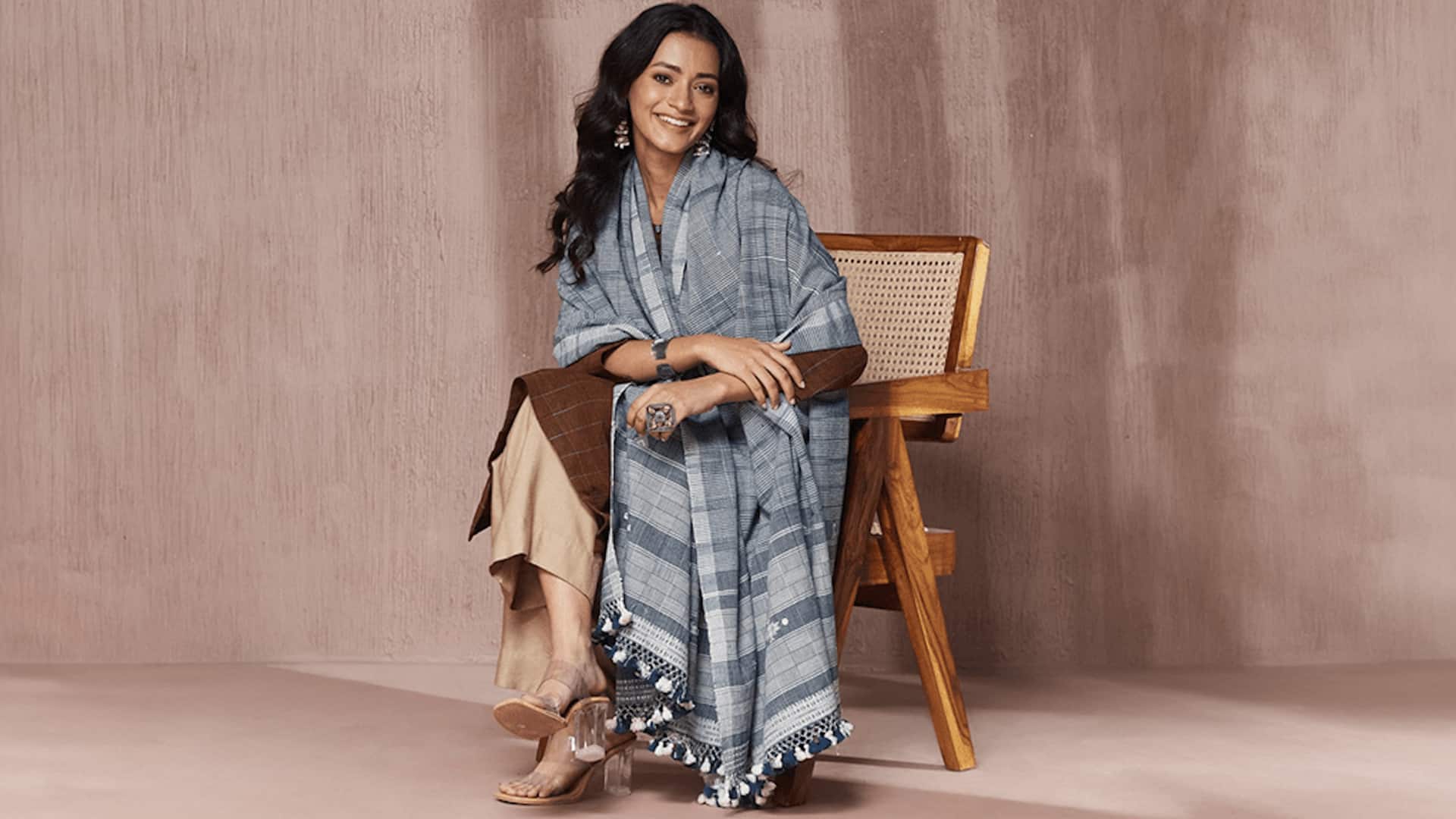 5 สไตล์การแต่งตัวที่เข้ากับผ้าคลุมไหล่ขอบลูกคลื่น