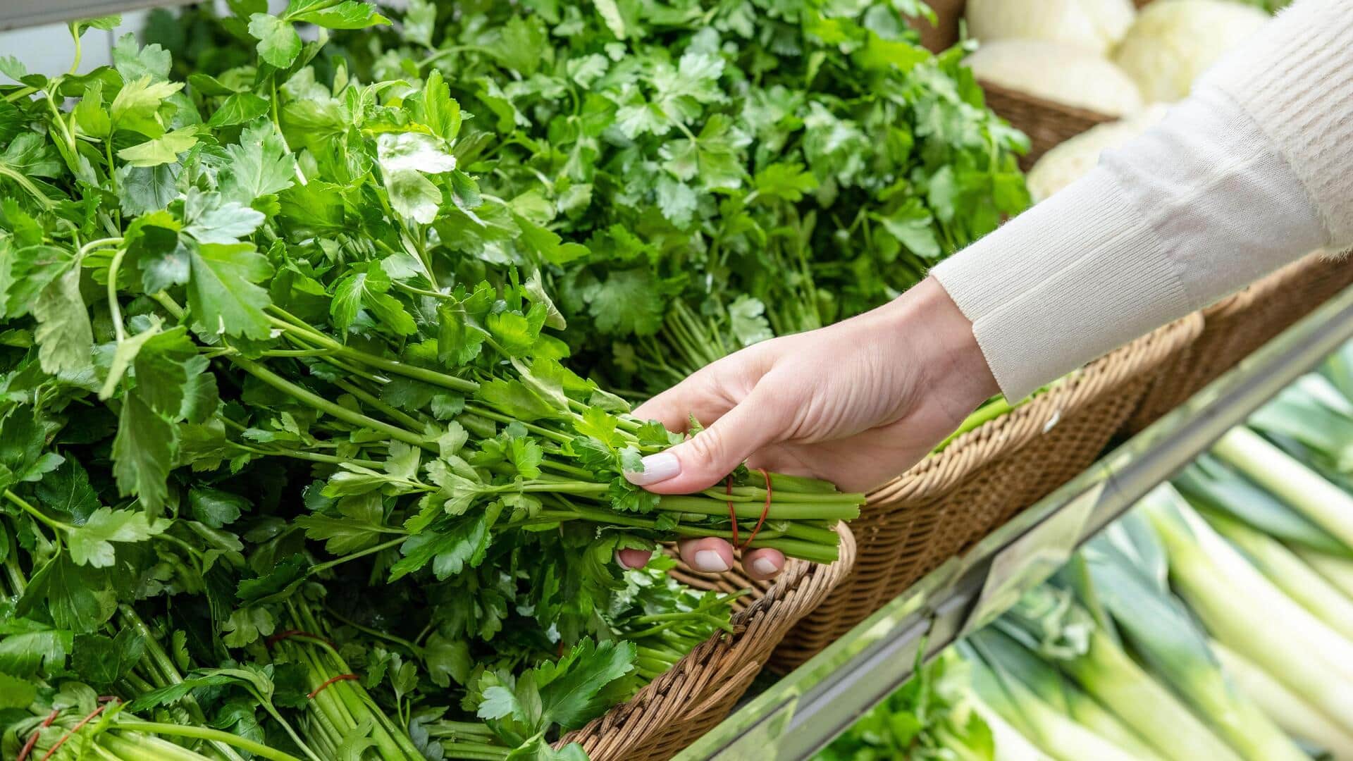 ประโยชน์ของสารสกัดผักชีฝรั่งเพื่อผิวที่สงบและชุ่มชื้น