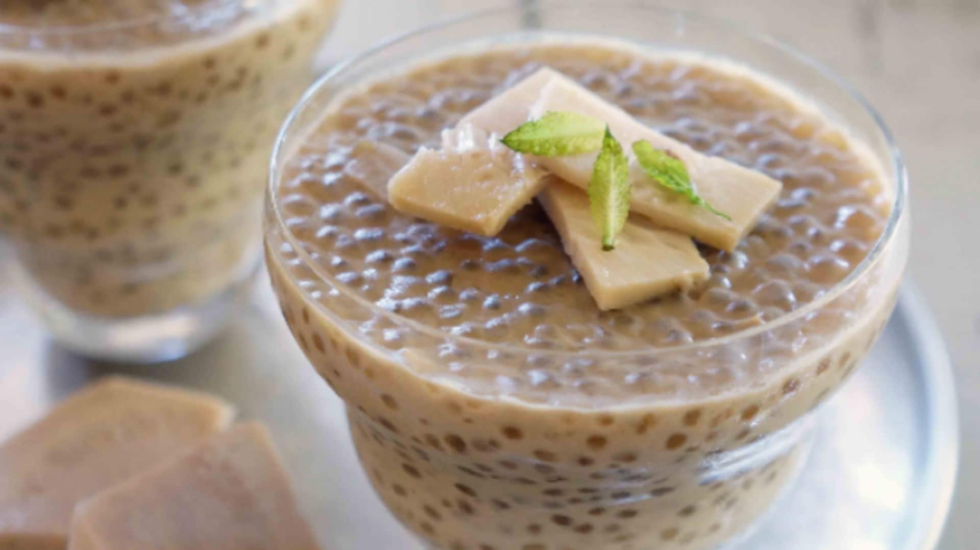 พุดดิ้งขนุนหอมหวานกับน้ำตาลโตนดและใบเตย