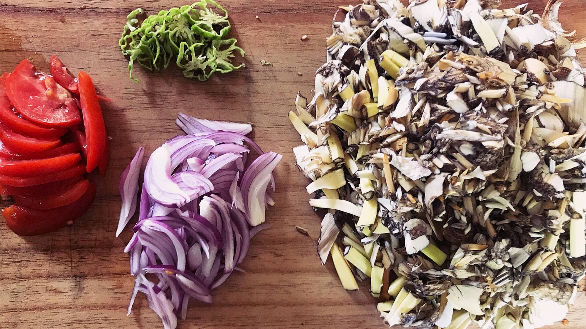 เมนูทอดดอกกล้วยหอมเสิร์ฟคู่ซอสชัทนีย์มะเขือเทศ