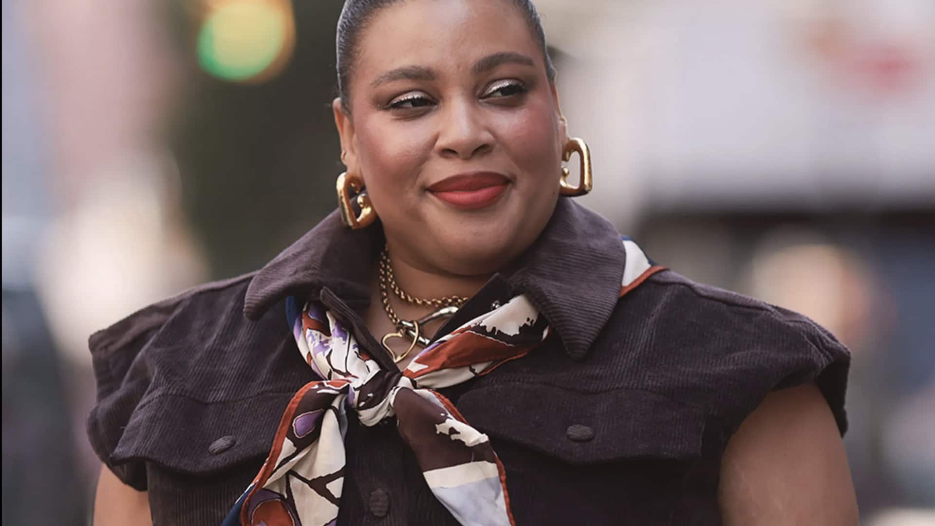 5 สไตล์แฟชั่นที่แมตช์ลงตัวกับผ้าพันคอวงดนตรีวินเทจ