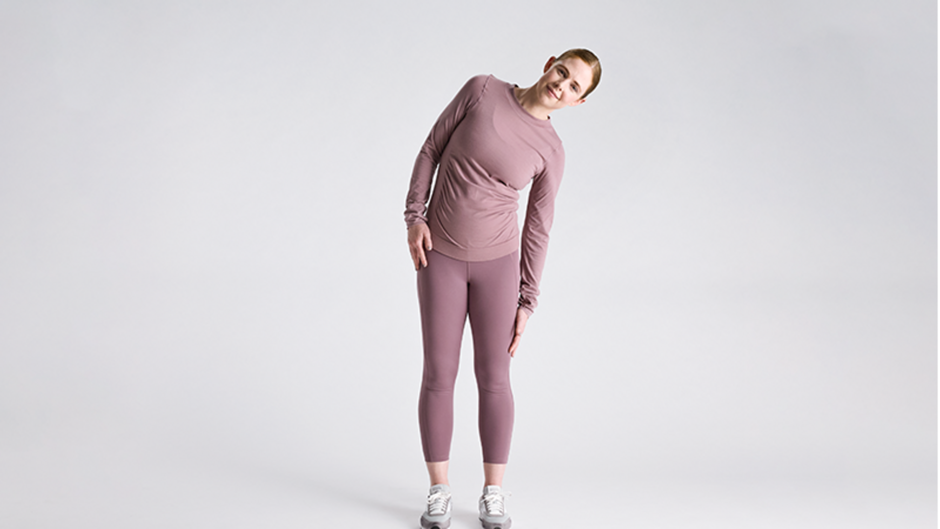 ท่าหมุนลำตัวขณะยืน: วิธีทำ ประโยชน์ และข้อควรระวัง