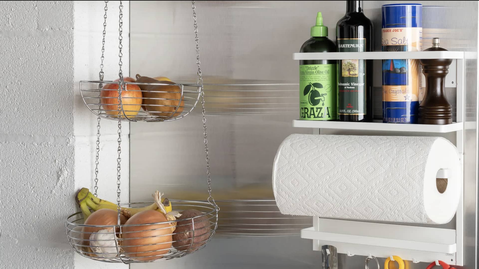 ทริคจัดระเบียบครัวง่าย ๆ ด้วยตะขอเหนียว