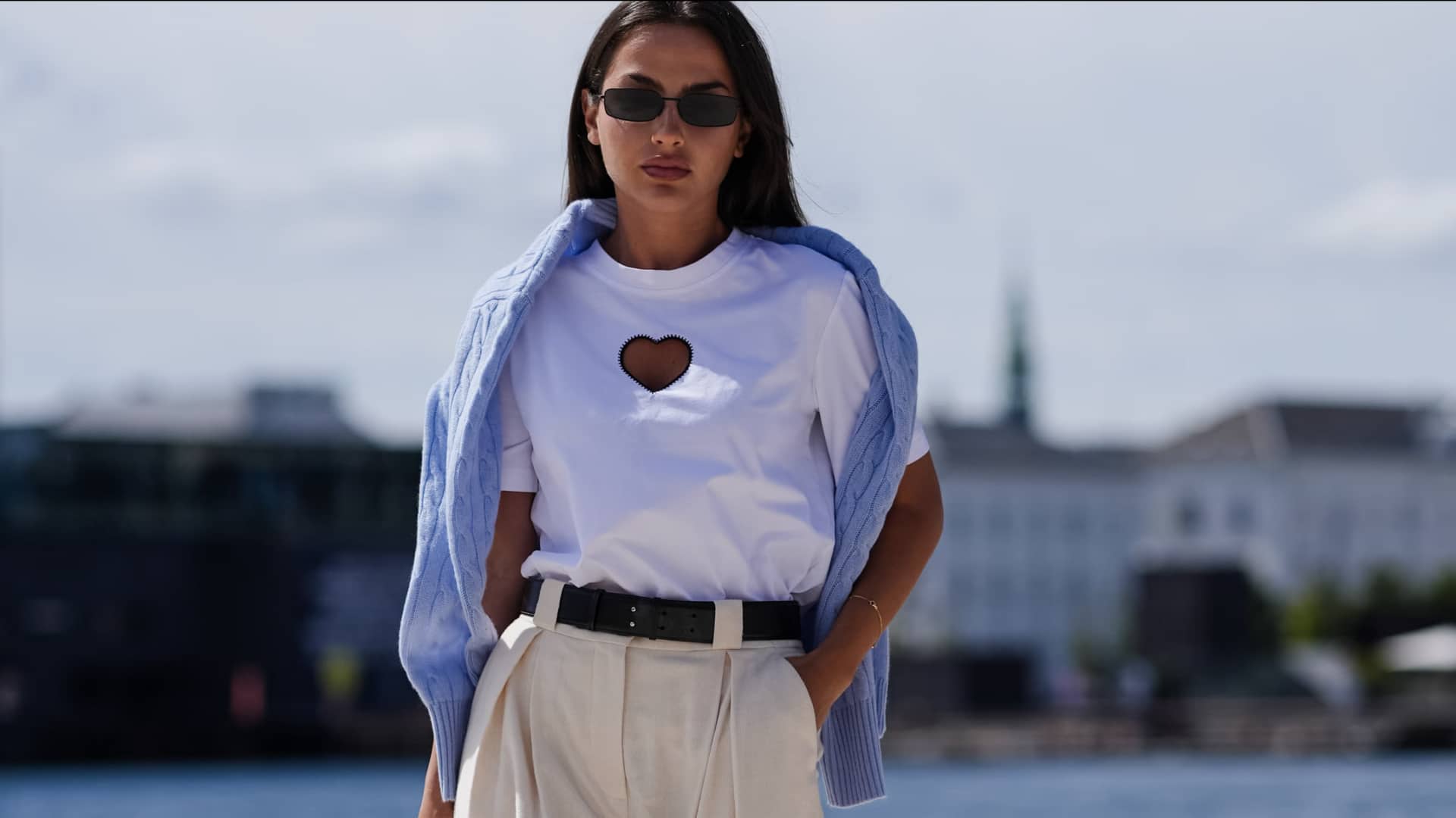 5 วิธีแมตช์เสื้อยืดสีขาวให้ดูแฟชั่นขึ้น