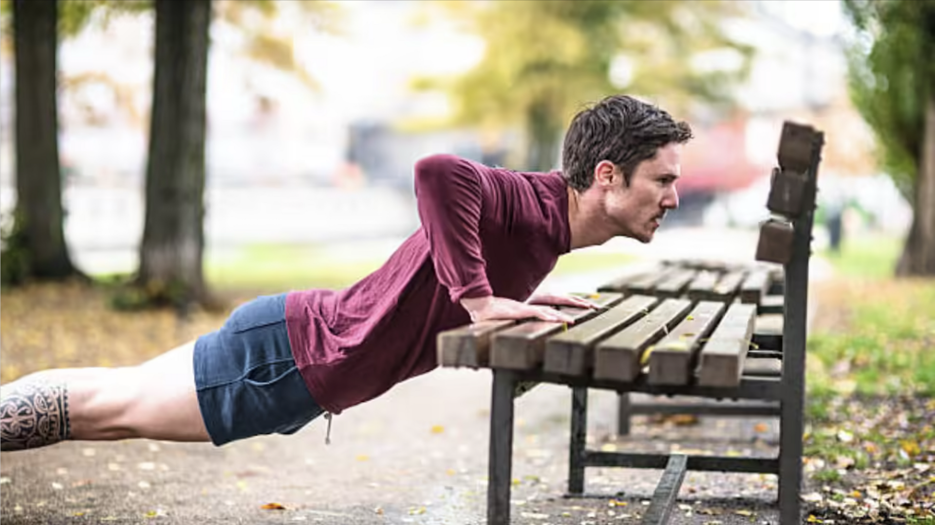 ฟิตแอนด์เฟิร์มด้วยการออกกำลังกายบนม้านั่งสวนสาธารณะ