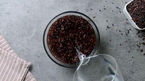 น้ำซาวข้าวดำ: เคล็ดลับผมสวยเงางาม