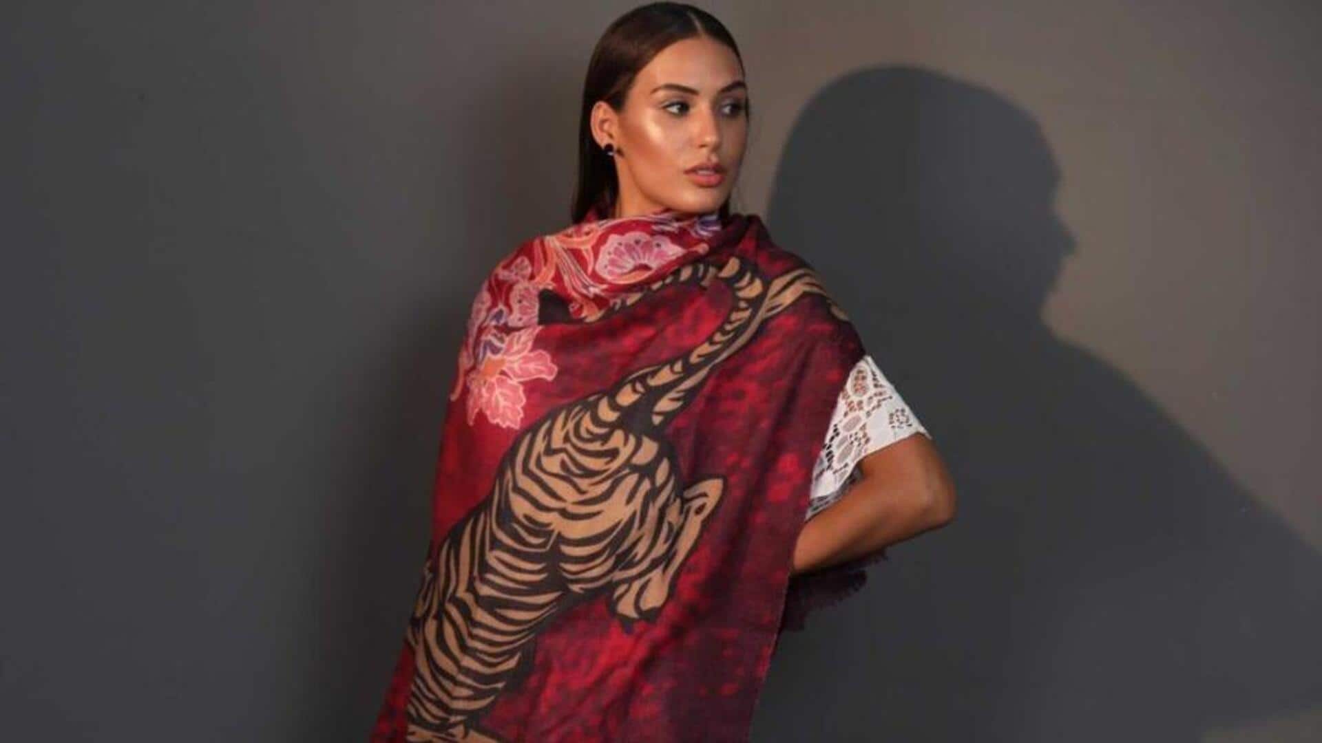 แมตช์ผ้าพันคอคาชมียร์ปักลายให้ดูดีในทุกลุค