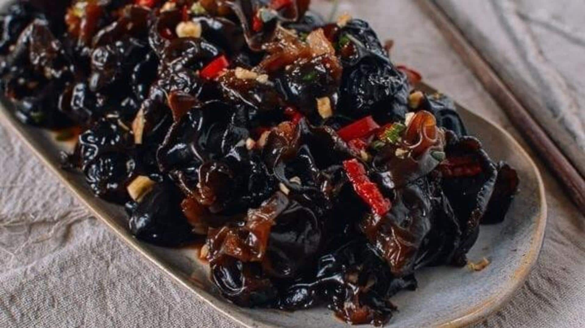 เมนูเห็ดหูหนูหมักกับข้าวคั่วและถั่ว 