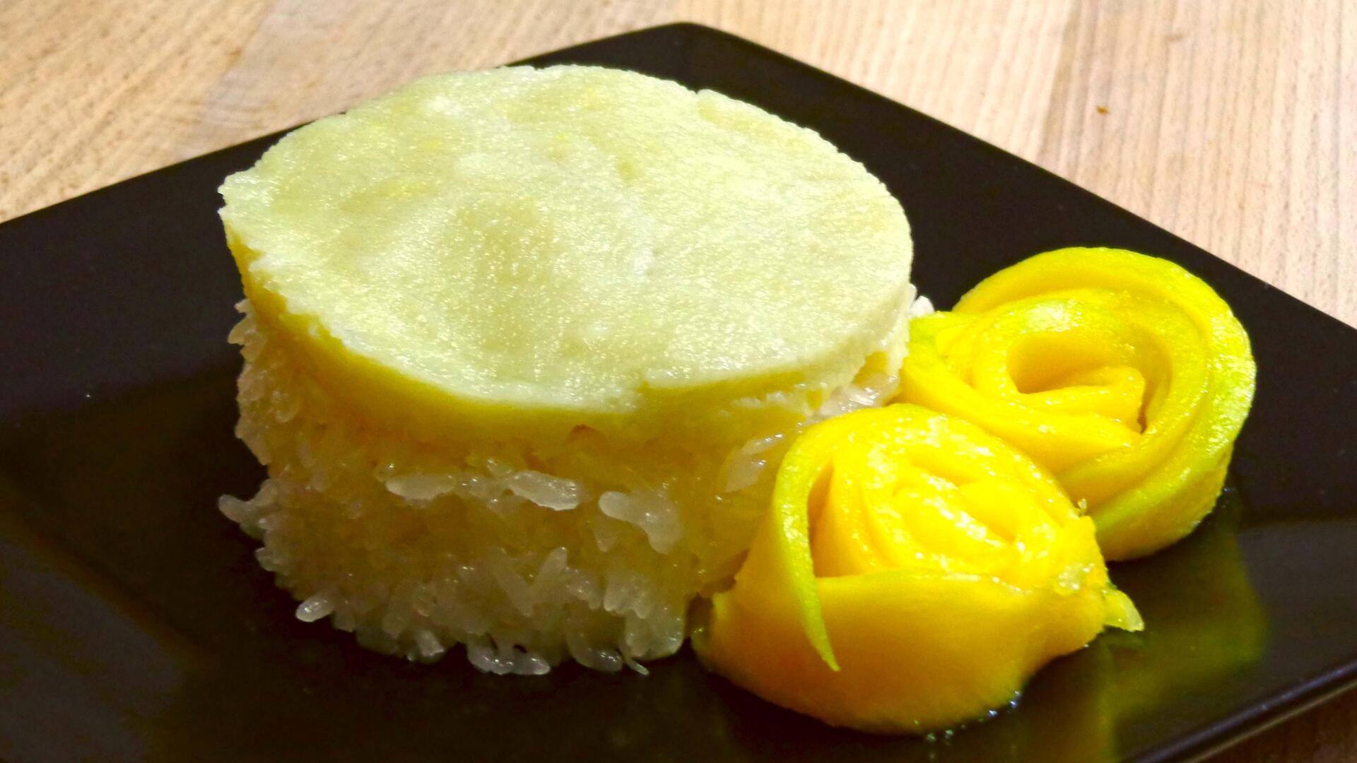 ข้าวเหนียวสังขยาหญ้าฝรั่น หวานน่าลิ้มลอง