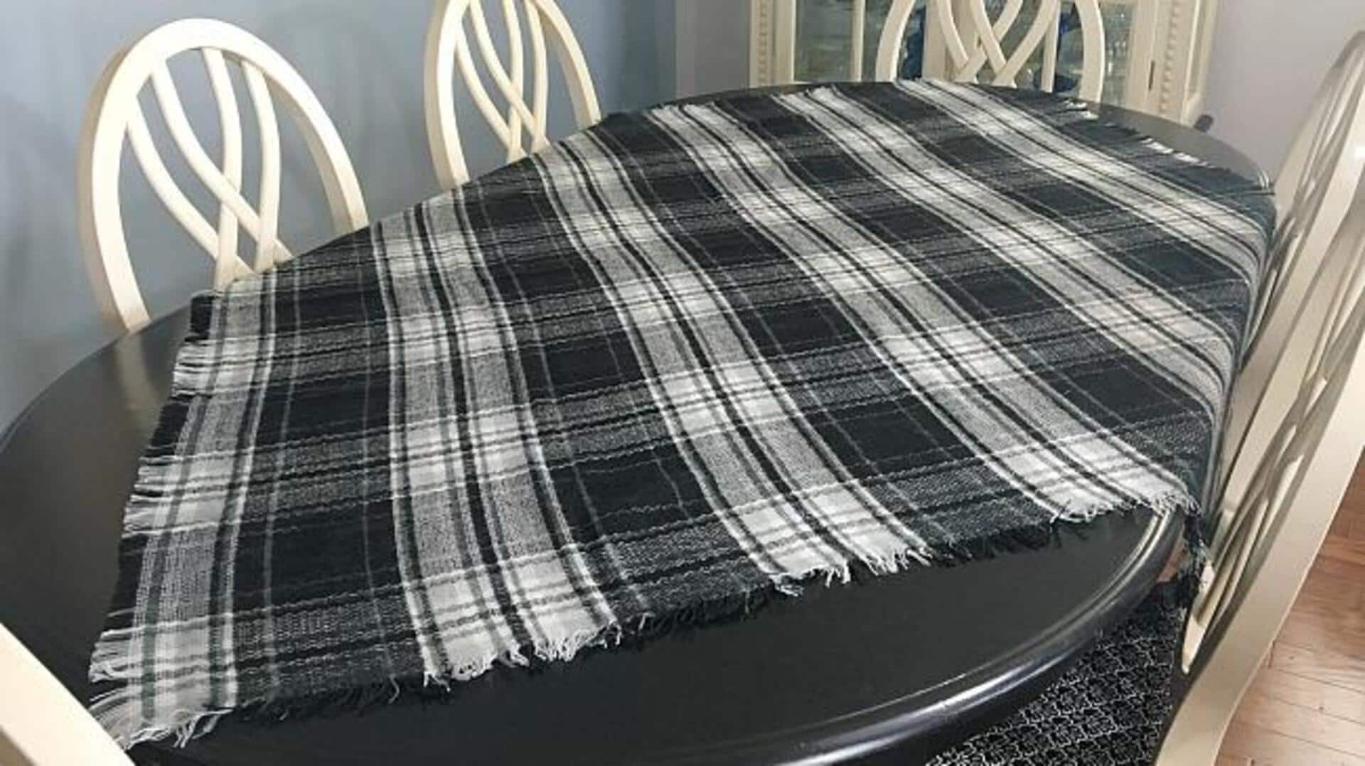 รีไซเคิลผ้าพันคอเก่าให้กลายเป็นผ้าคลุมโต๊ะสุดชิค 