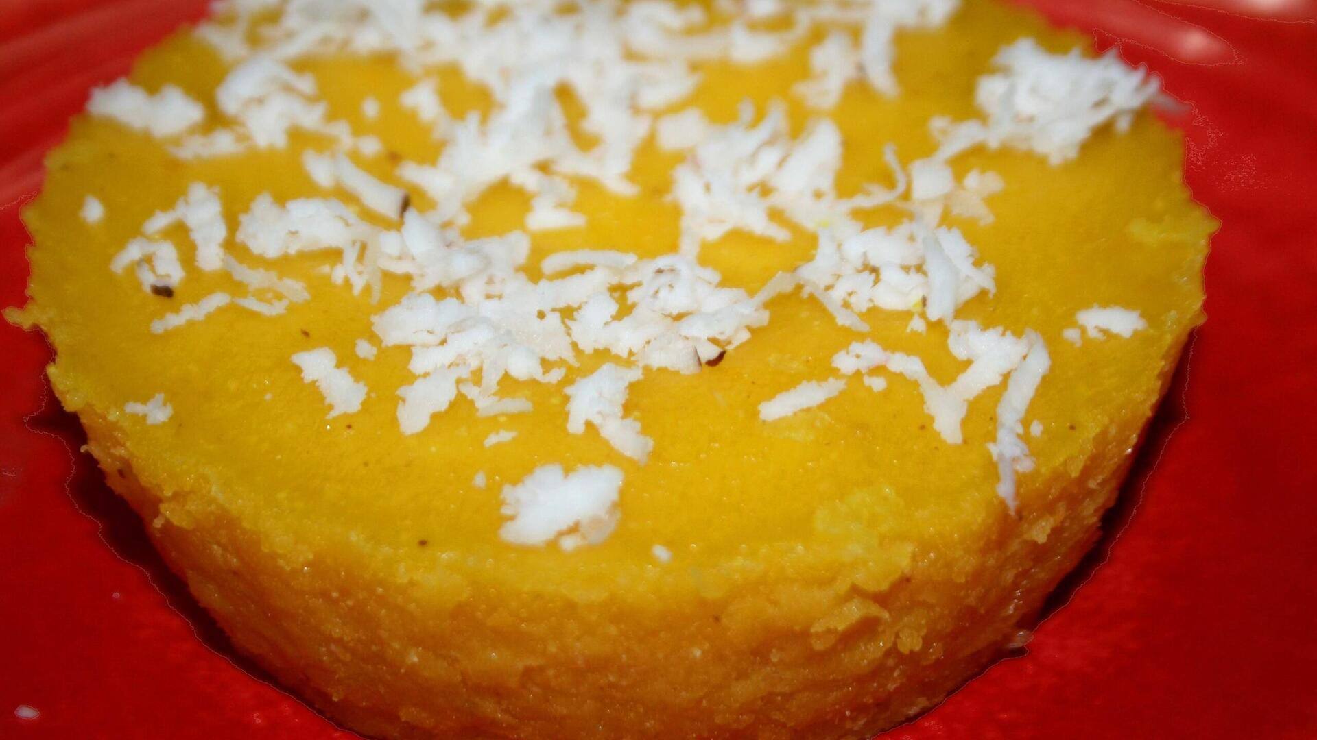 เค้กข้าวโพดนึ่งเสิร์ฟพร้อมน้ำจิ้มตะไคร้รสเผ็ด