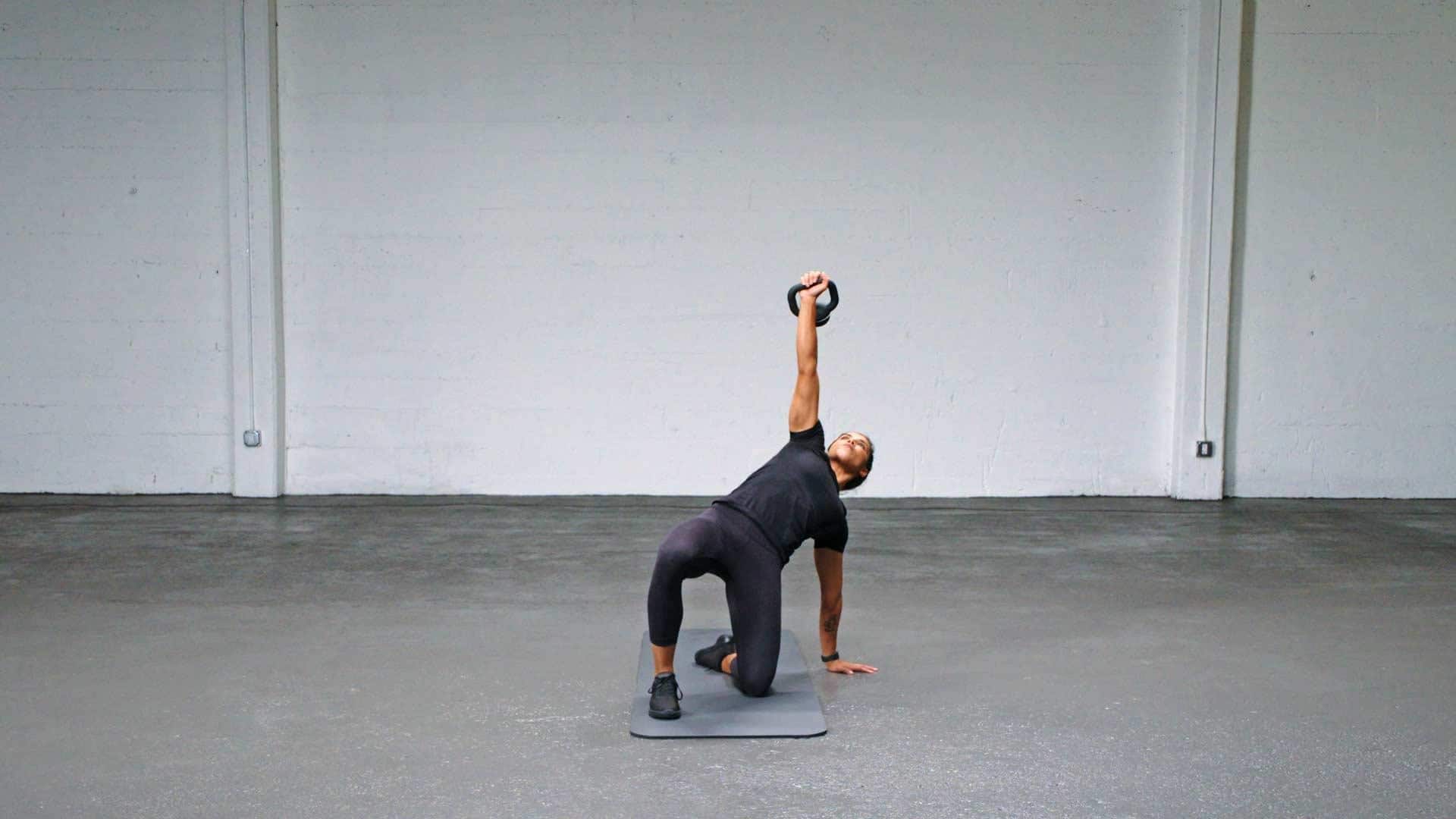 เทคนิคการฝึกท่าเตอร์กิชเก็ตอัพเพื่อเพิ่มพลังกล้ามเนื้อ