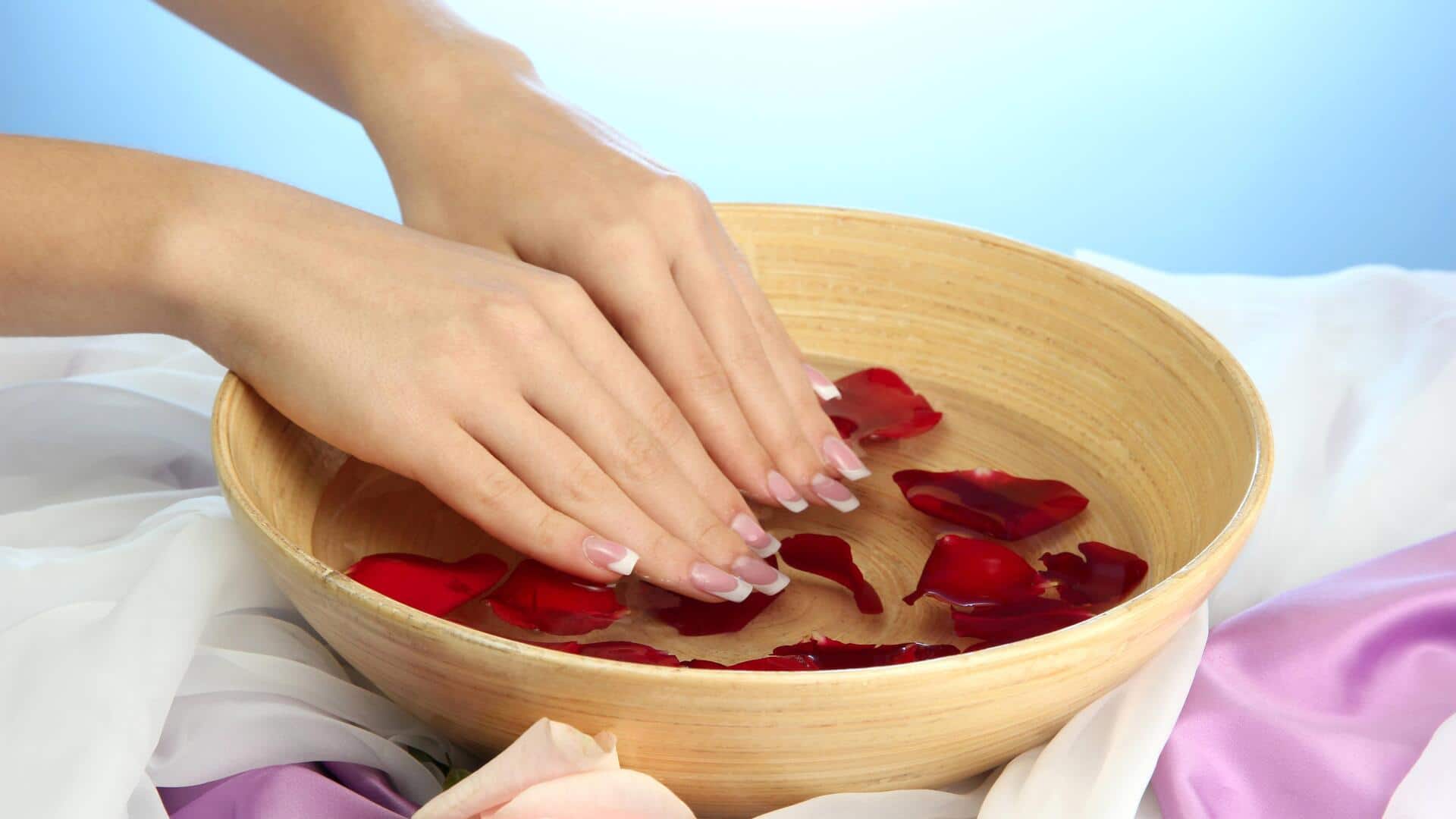 5 วิธีคลายเครียดด้วยการแช่มือในน้ำอุ่น