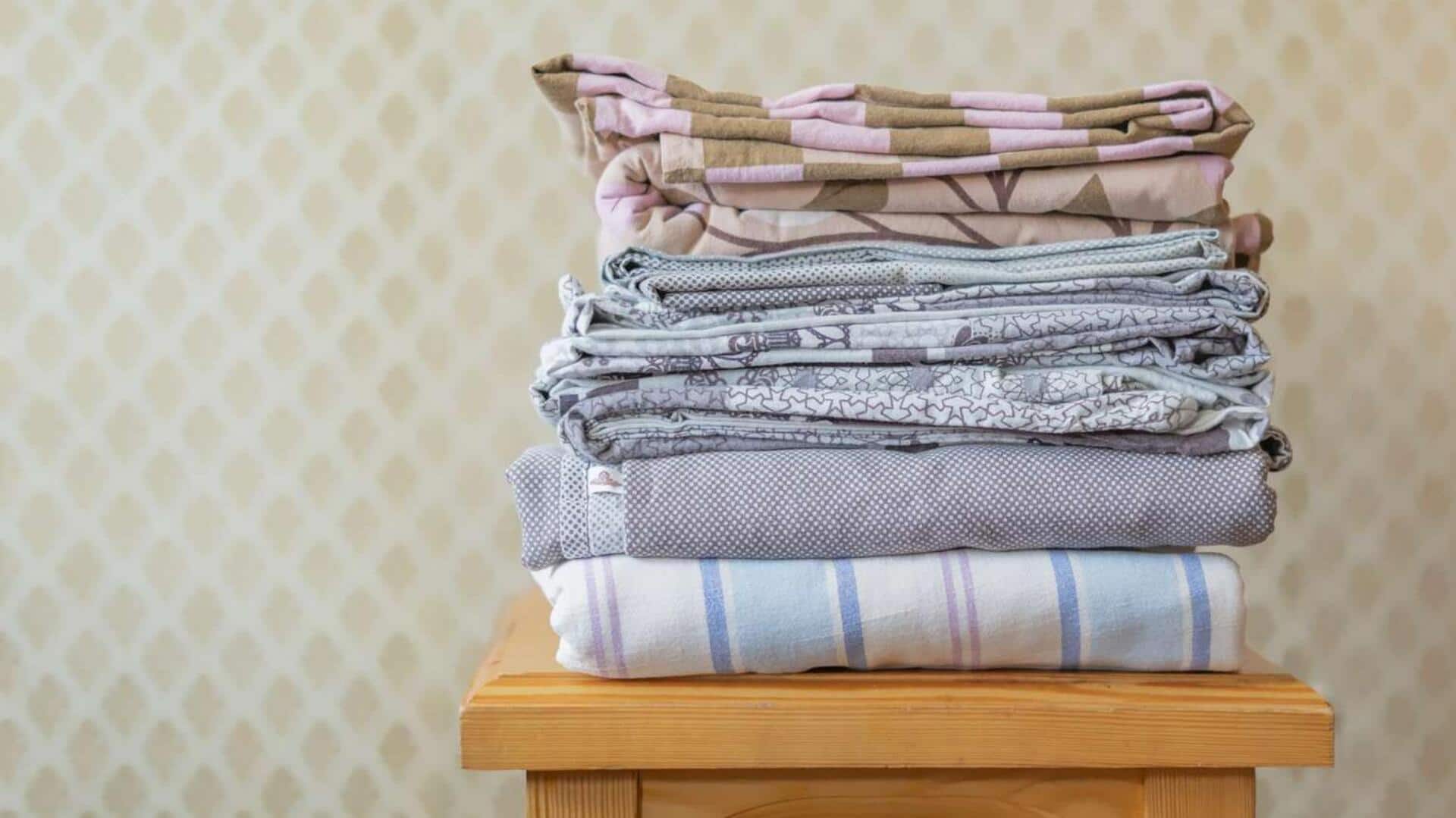 แปลงผ้าปูที่นอนเก่าให้กลายเป็นเครื่องประดับตู้เสื้อผ้าแบบง่ายๆ