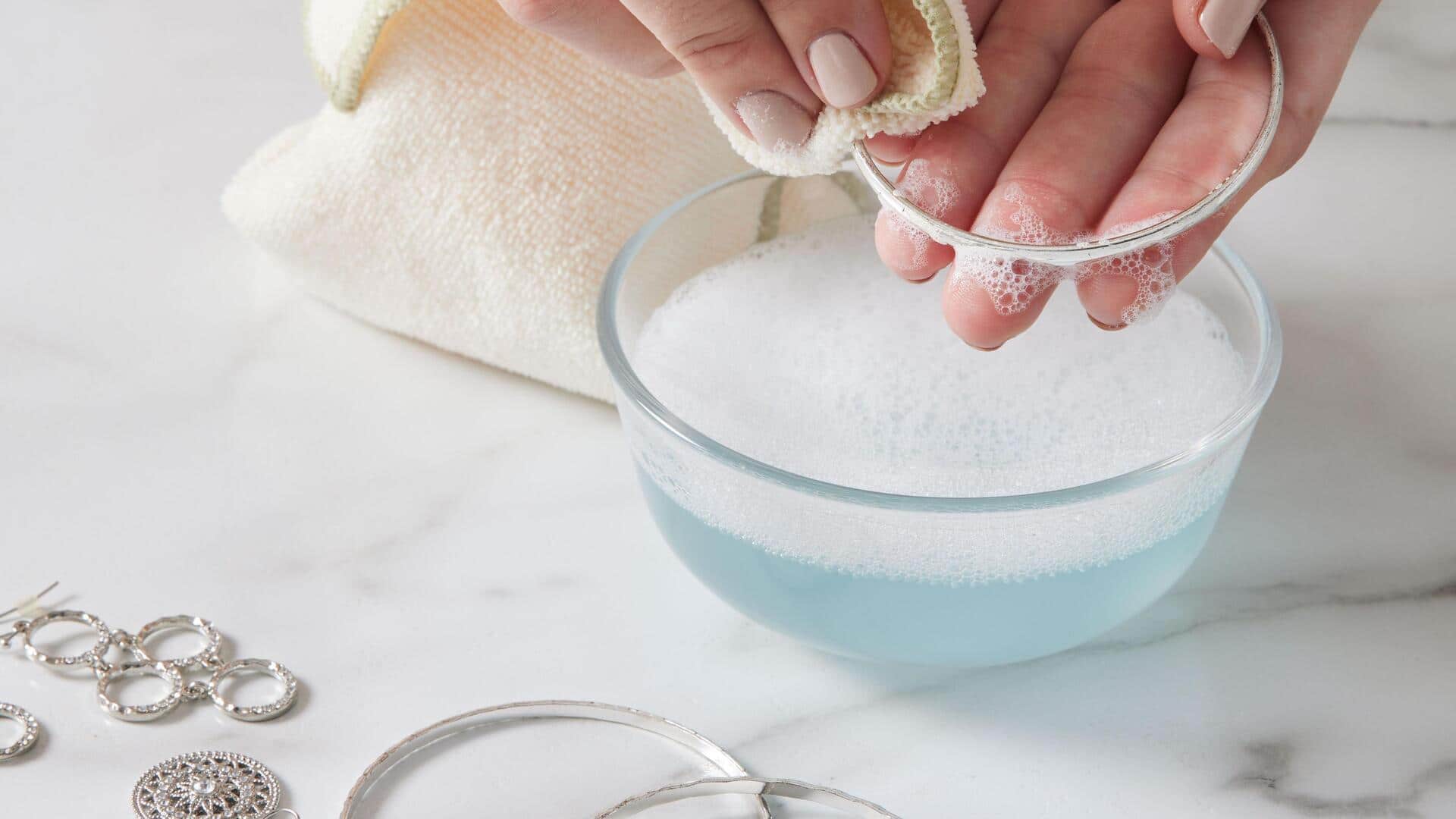 วิธีทำความสะอาดเครื่องเงินให้เงางามด้วยของใช้ในบ้าน