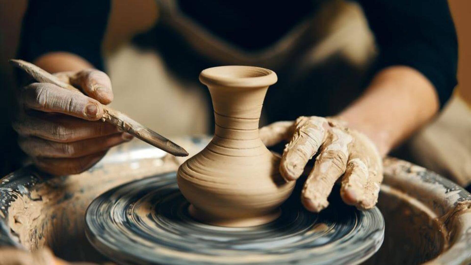 เชื่อมโยงกับศิลปะโบราณผ่านงานปั้นดินเผา