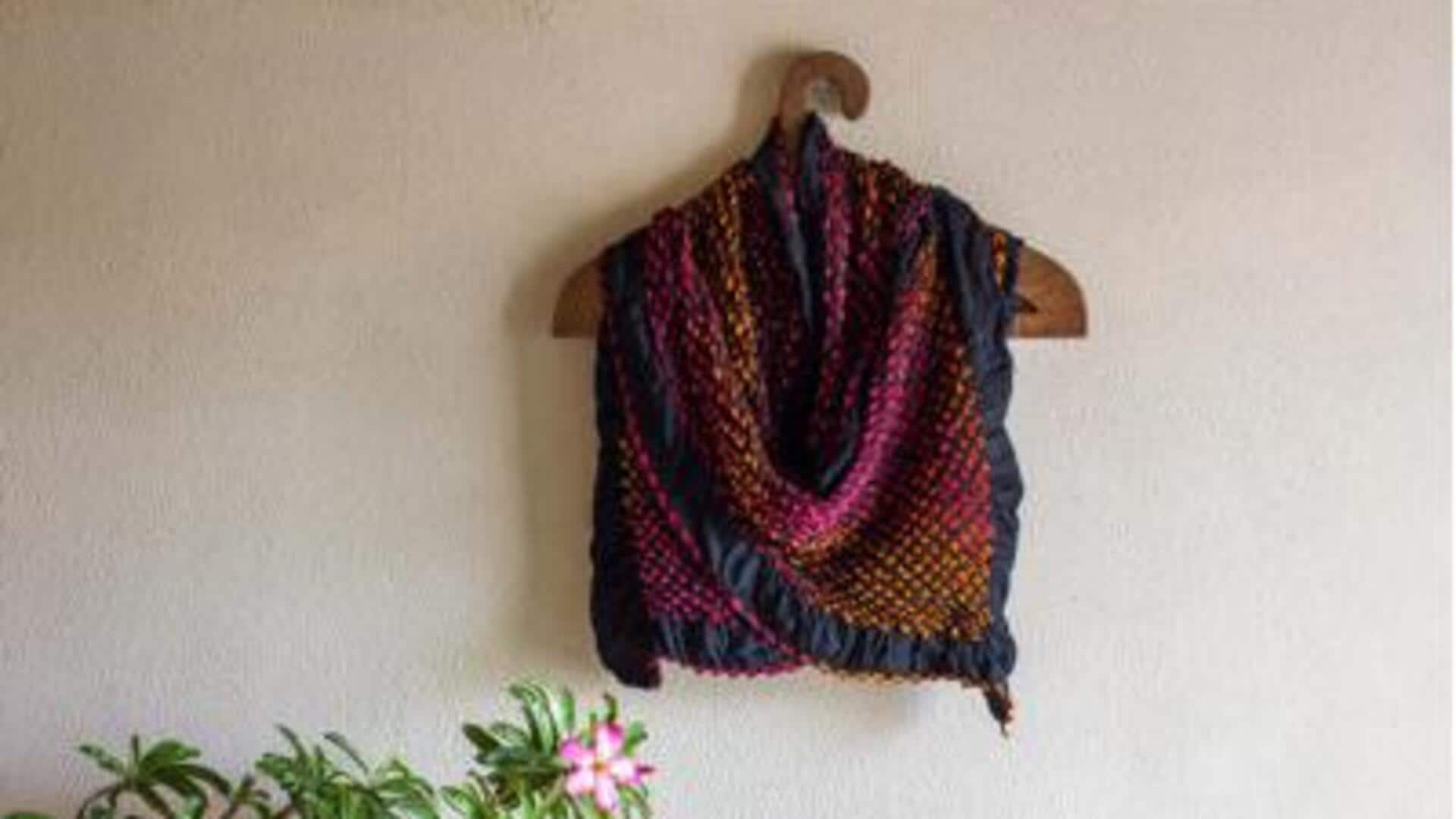 5 ลุคแมตช์สเวตเตอร์กับผ้าพันคอบันดานีอย่างมีสไตล์ 