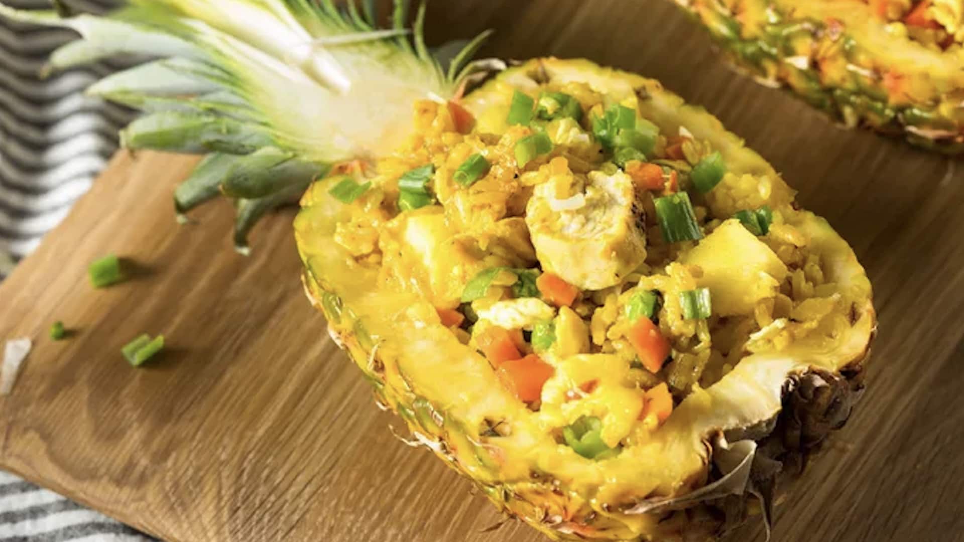 ข้าวยำสับปะรด เมนูคลาสสิกที่ห้ามพลาด