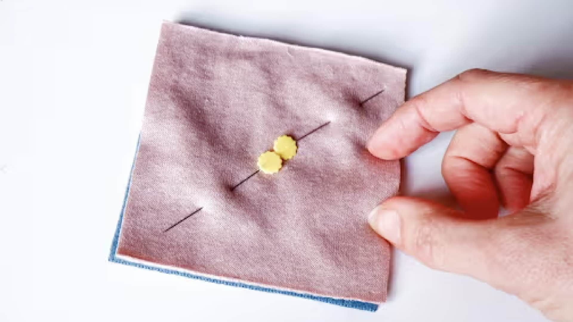 เปลี่ยนเศษผ้าให้มีค่า! ทำแผ่นเช็ดเครื่องสำอางแบบใช้ซ้ำง่ายๆ ด้วยตัวเอง