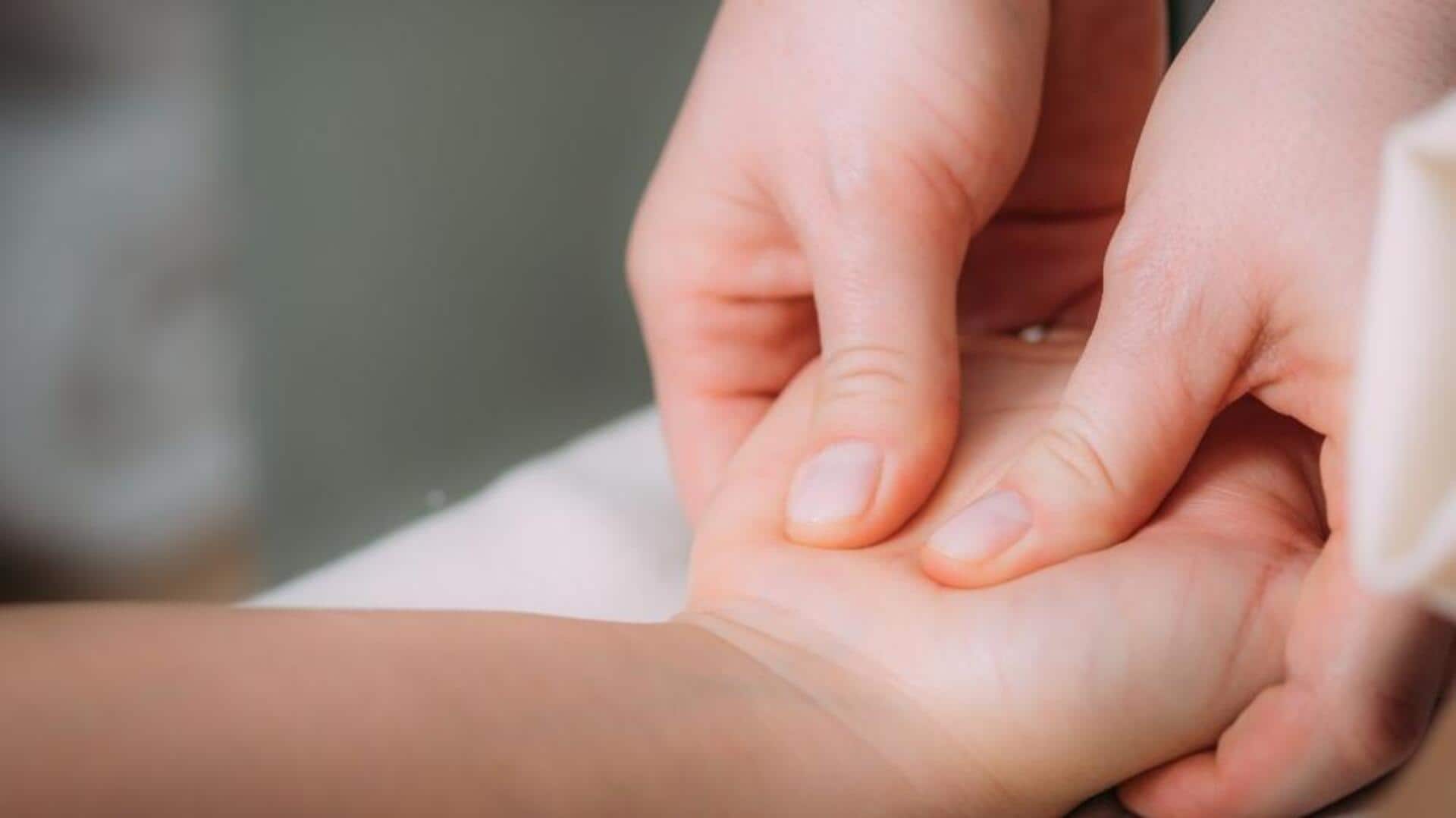 บรรเทาความเมื่อยล้าจากหน้าจอ ด้วยการนวดมือ 5 วิธีง่ายๆ