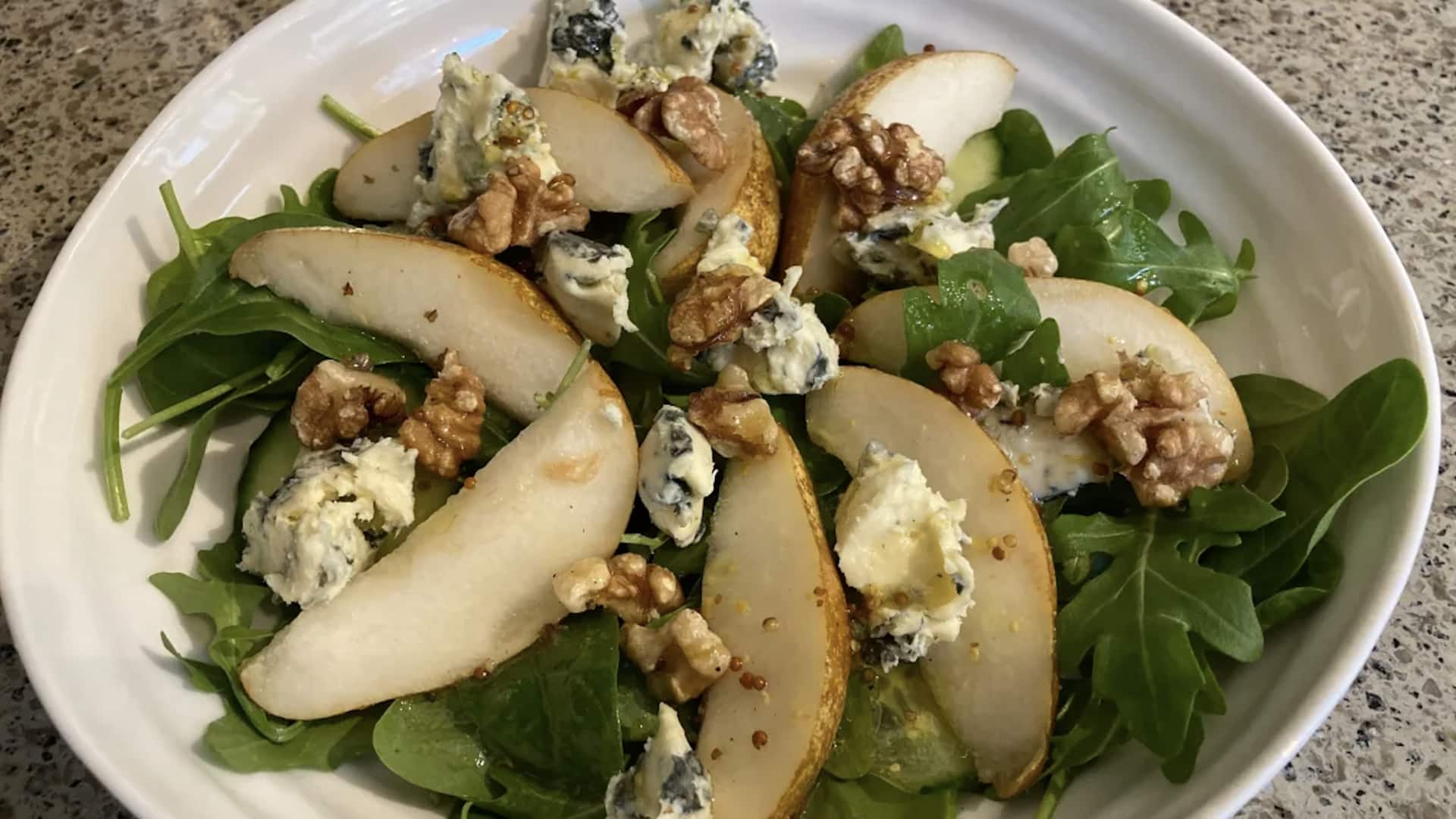 สูตรสลัดลูกแพร์วอลนัทกับน้ำสลัดน้ำผึ้ง 