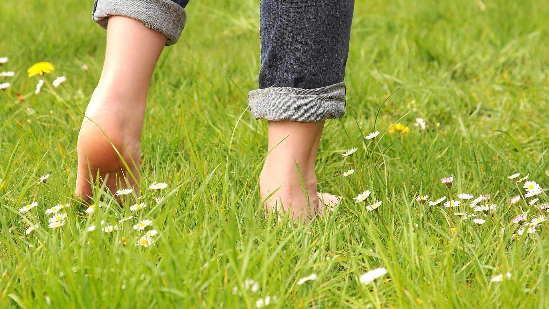 เดินเท้าเปล่าในยามเย็นเพื่อความรู้สึกผ่อนคลายและเบาสบาย