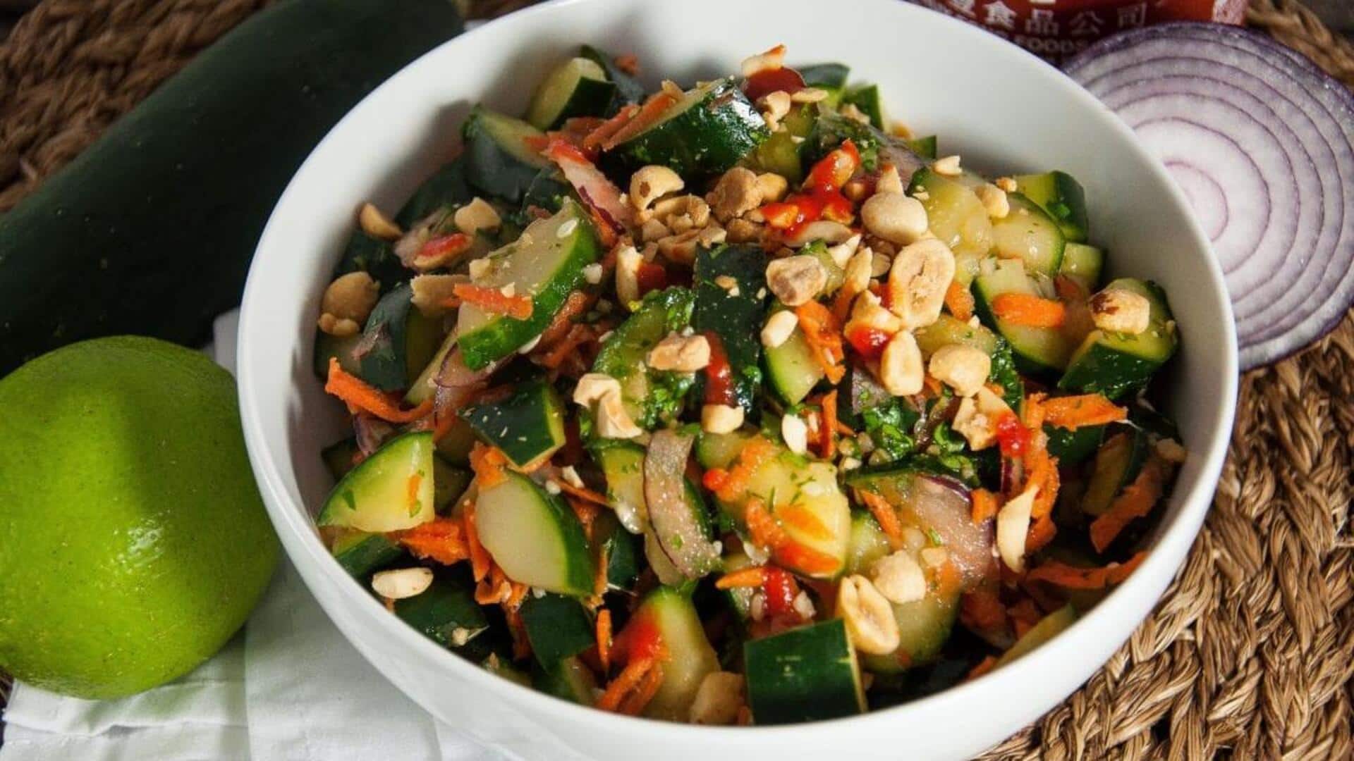 สลัดแตงกวาไทยรสจัดจ้าน พร้อมสมุนไพรหอม